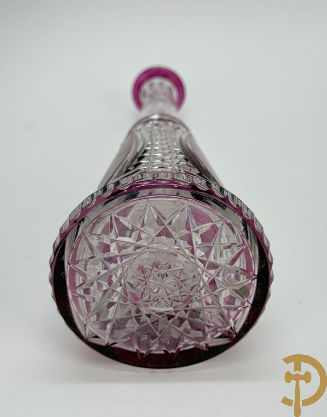 Paarse en rood gekleurde kristallen karaf Val-Saint-Lambert + 2 Boheemse karaffen + verzilverde decanteur met Louis XV motieven