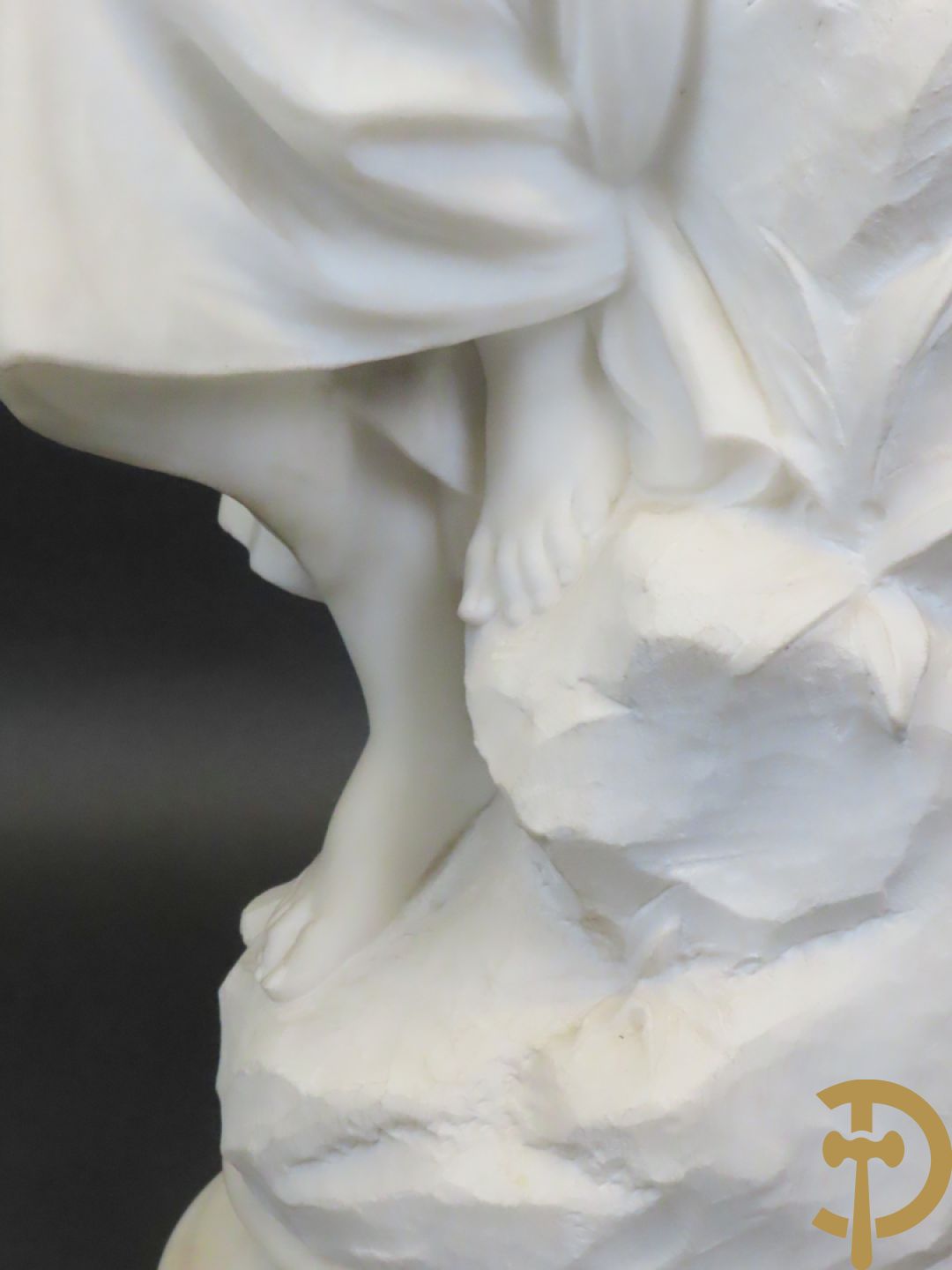 Prof. Fagioli Firenze getekend : Witte marmersculptuur van zittende dame met ontblote boezem met muziekinstrument