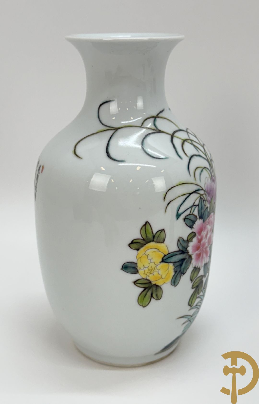 Chinees porseleinen vaasje met bloemendecor, Qinglong + 2 republieksvaasjes + porseleinen damesfiguur