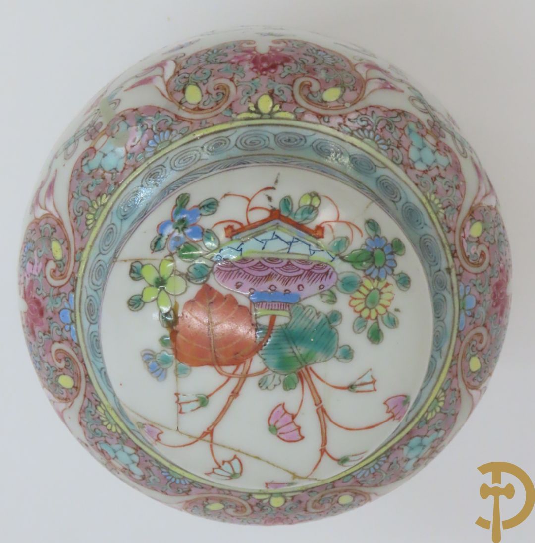 Chinese porseleinen dekselpotiche met bloemendecor