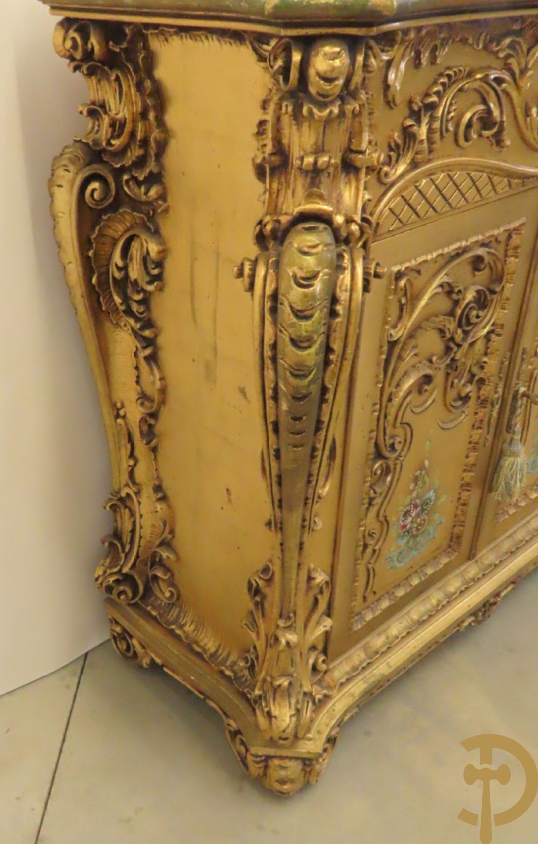 Uitzonderlijke vergulde Louis XV eetkamer bestaande uit vijfdeursdressoir met voluutvormige accanthusranken en rocailles, beschilderd met bloemenmotieven en centraal tafererel met hoornen des overvloeds + bijhorende spiegel vergulde tafel op voluutvormige poten met zes bijhorende stoelen + vitrine met accanthusranken en centrale deur, op voluutvormige poten