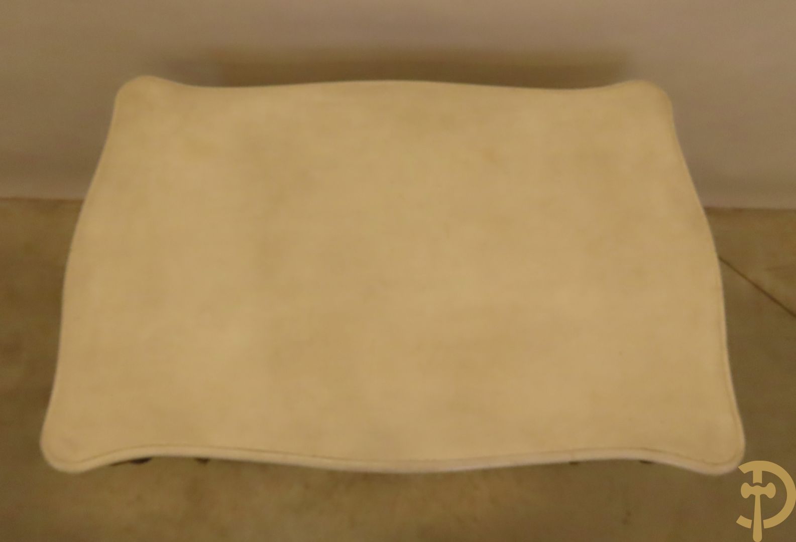 Vergulde salontafel met Louis XVI motieven op gecanneleerde poten