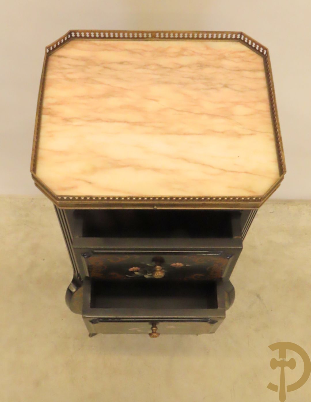 Zwart gelakt bijzetkastje met  2 lades beschilderd met bloemenmotieven, bovenaan met marmeren blad