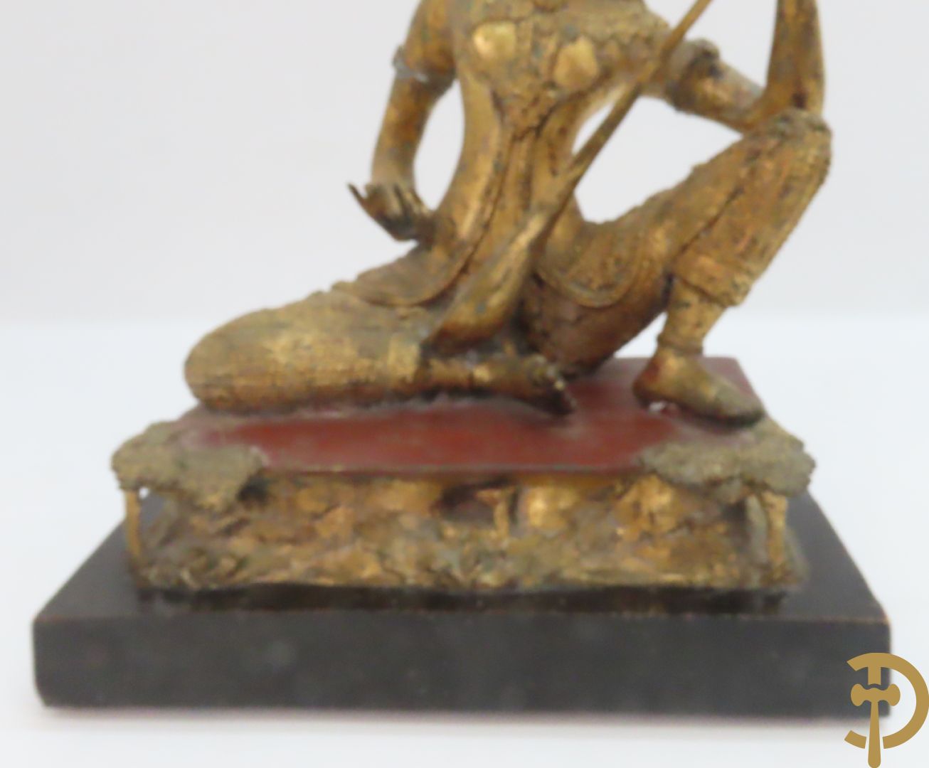 Orientaalse kopersculptuur van driekoppige olifant met boedhisatsvat + koperen boedhistische figuur met snaarinstrument