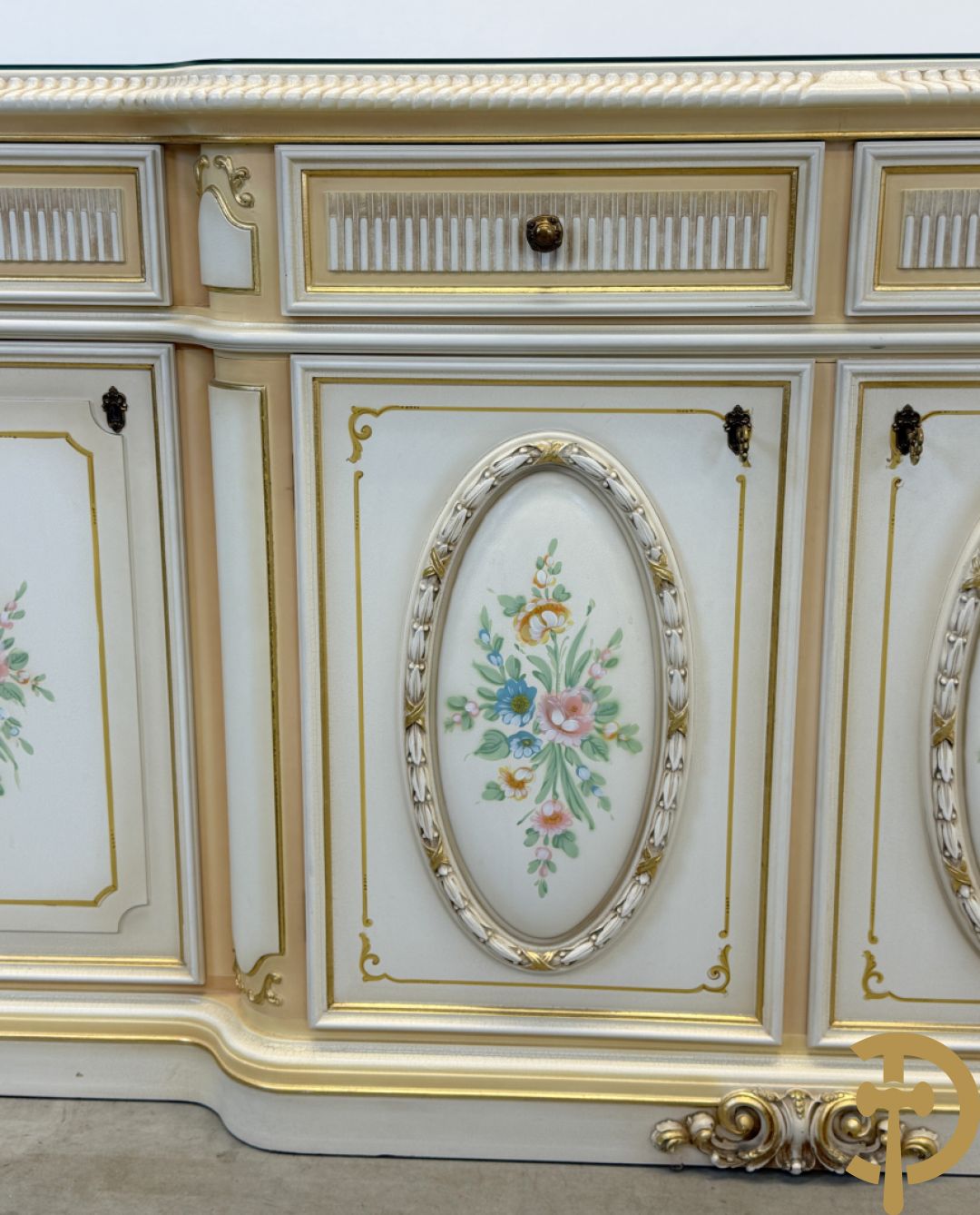 Italiaanse eetkamer met beschilderd bloemenmotief bestaande uit vierdeursdressoir met beschilderde bloemenmotieven, accanthusranken en glazen blad, tafel op gesculpteerde poten en 6 stoelen