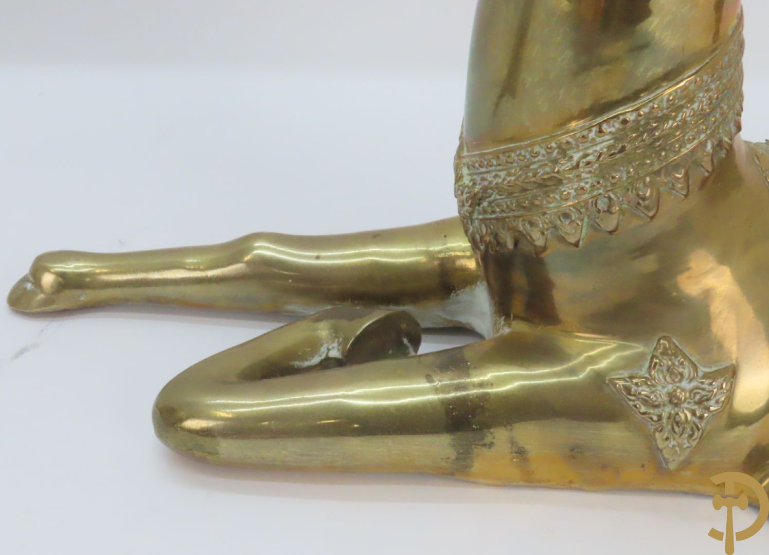 Paar koperen liggende herten