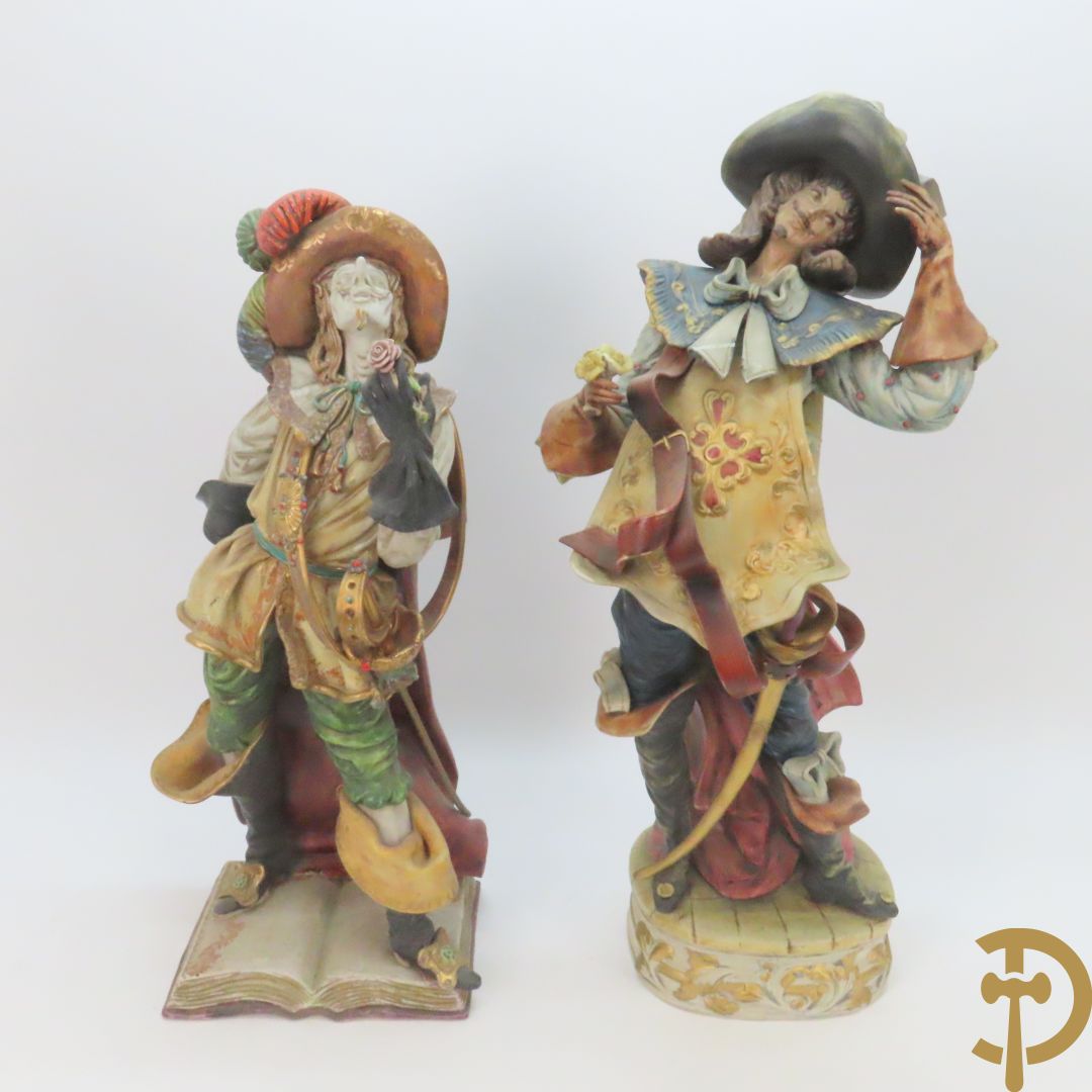 Twee Italiaanse beelden in meerkleurige faience, Cirano de Bergerac