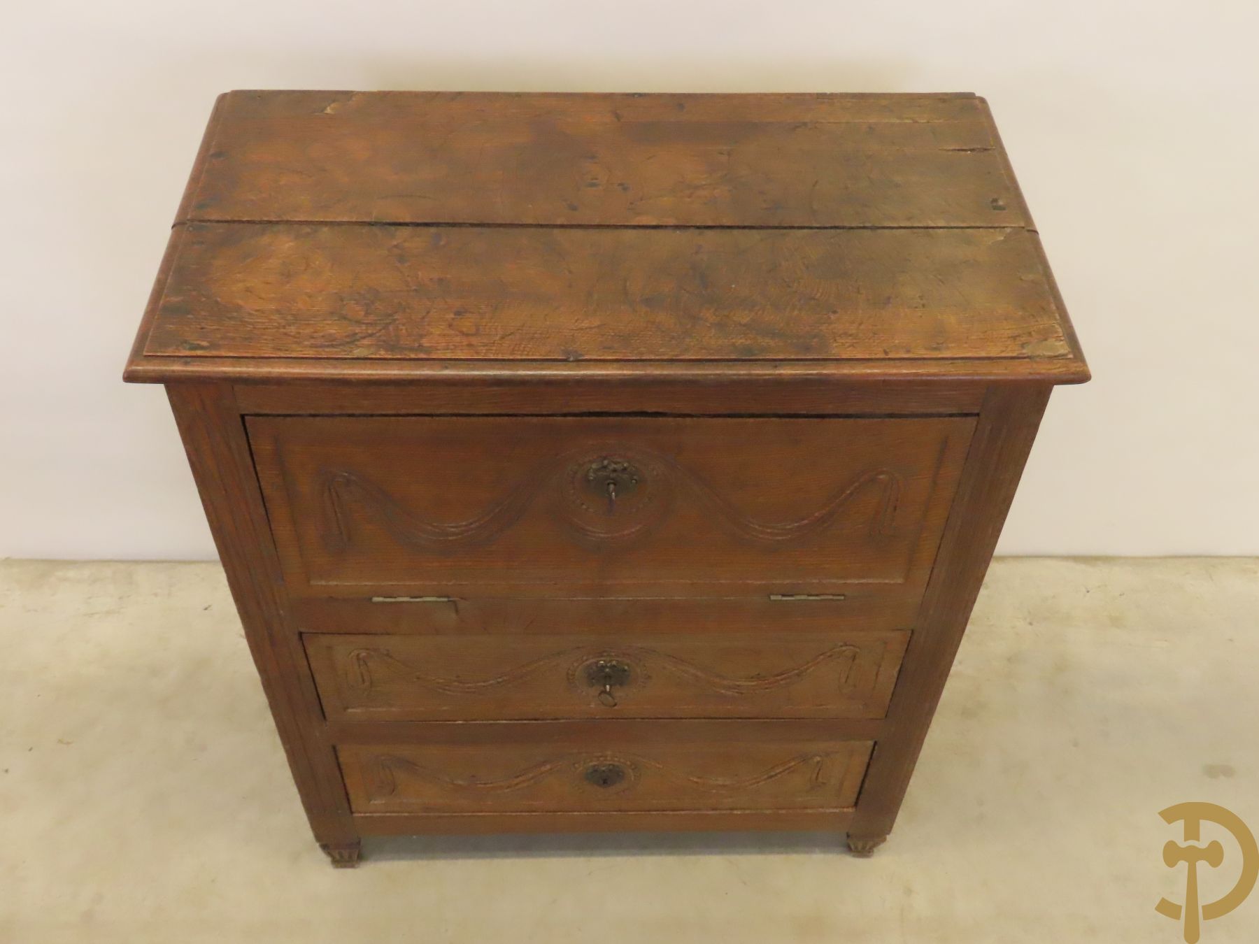 Massief eiken tweeladencommode Louis XVI met bovenaan 3e lade als klep en ingebouwde secretaire