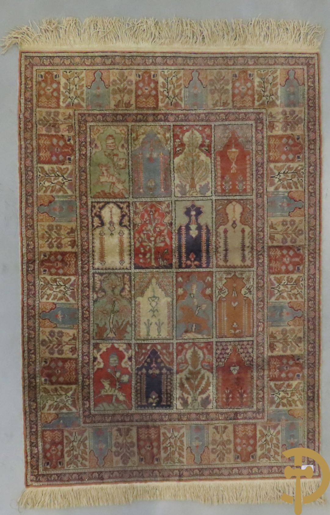 Oosters handgeknoopt tapijt met ruitvormige patronen met planten en dierenmotieven