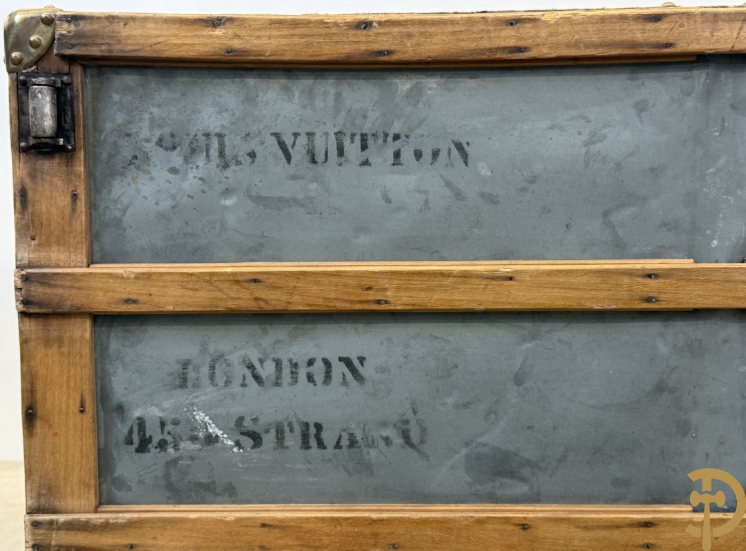 Antieke reiskoffer Louis Vuitton met houten latten, genummerd N41601, met bijhorende sleutel