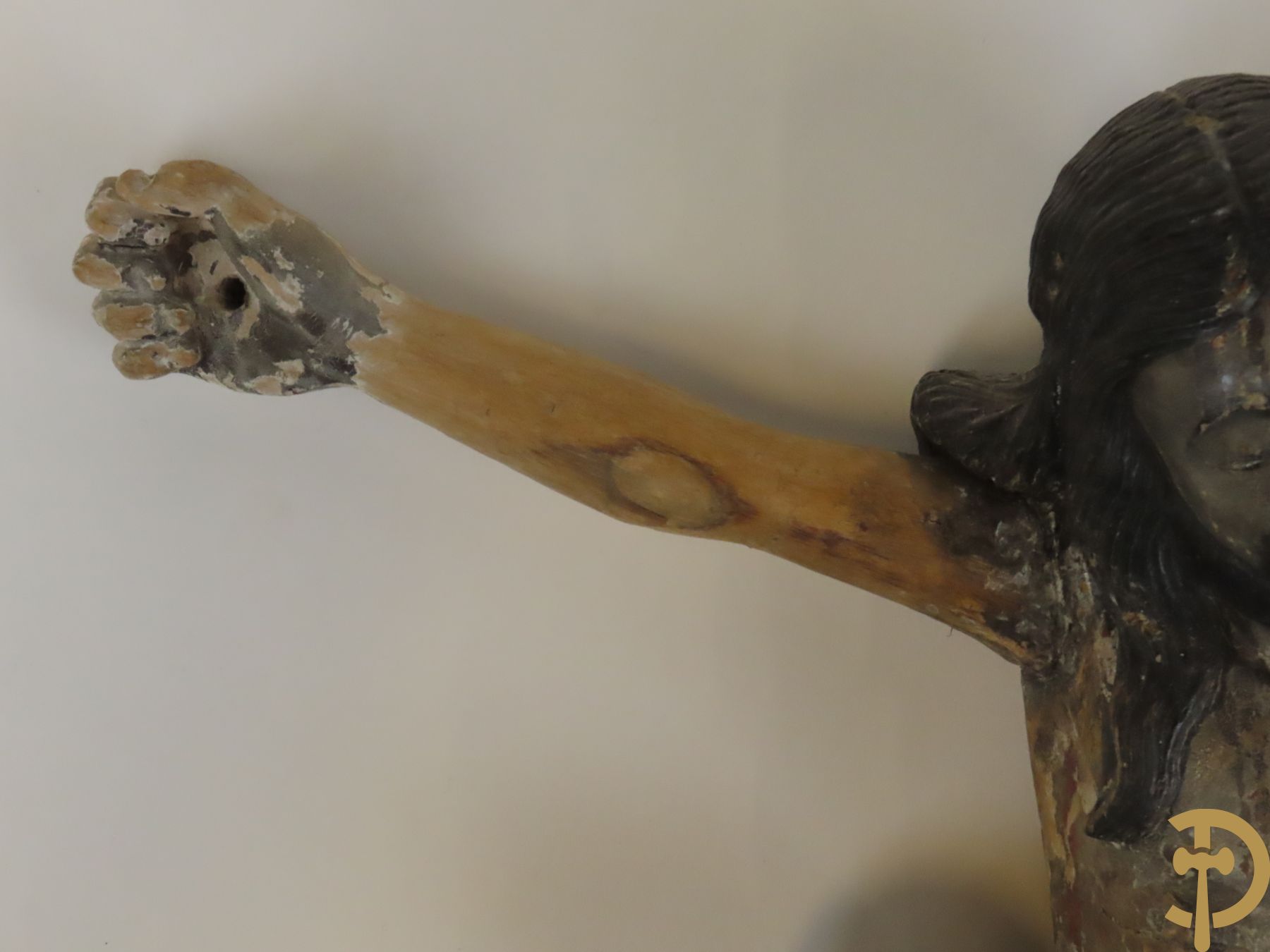 Vier houtgesculpteerde corpussen