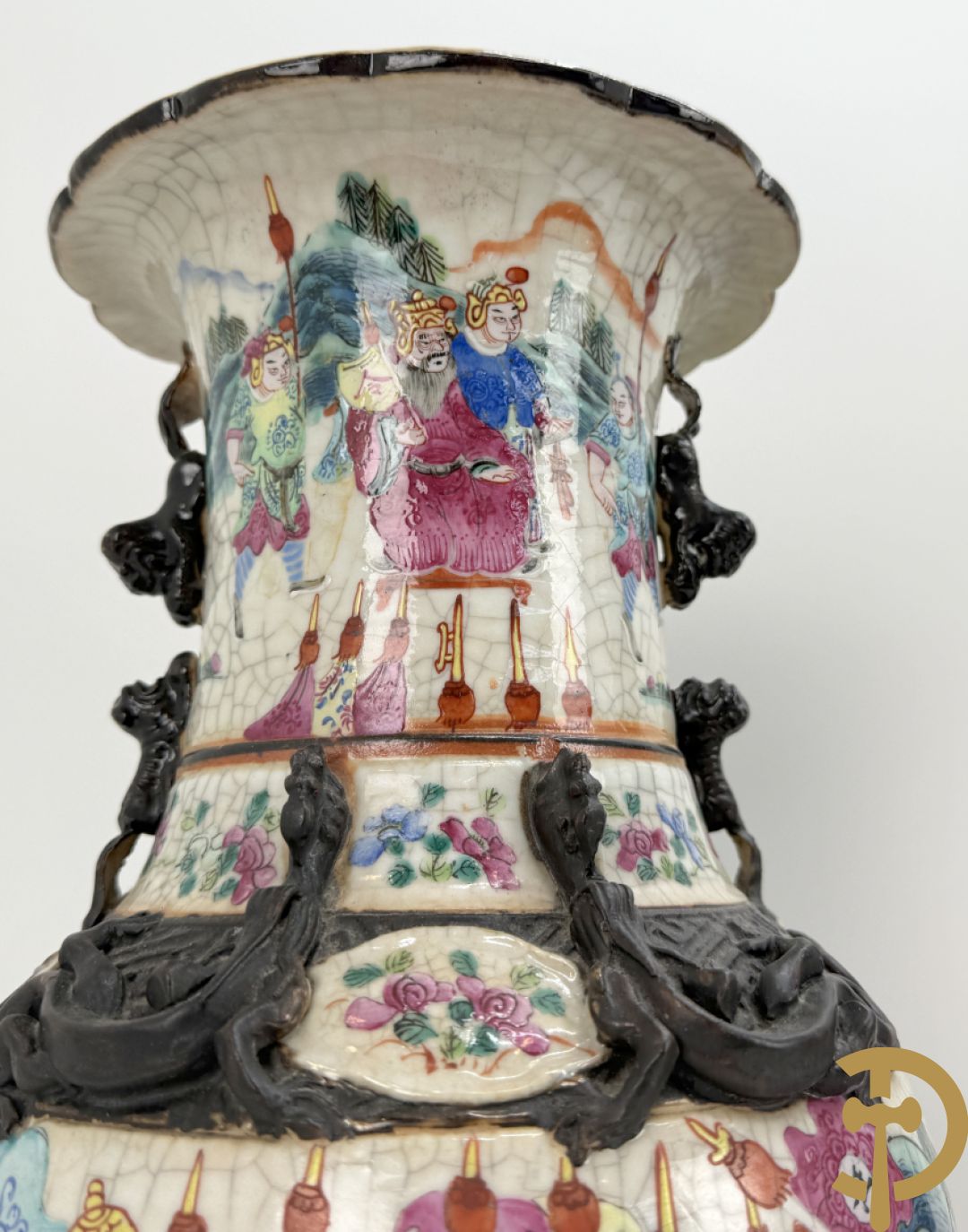 Paar Nankin vazen met dansende figuren en krijgertaferelen op houten sokkels