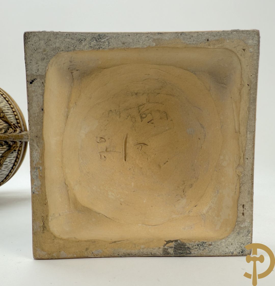 Paar cassolettes in composiet met vergulde Louis XVI motieven