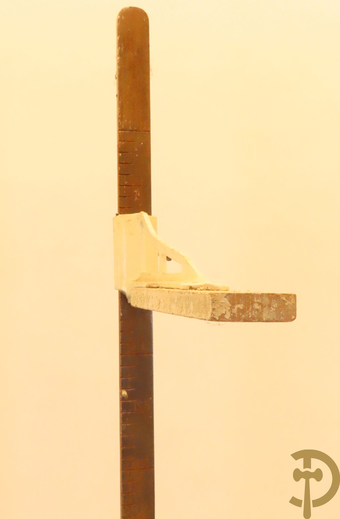 Oude metalen doktersweegschaal met meetlat