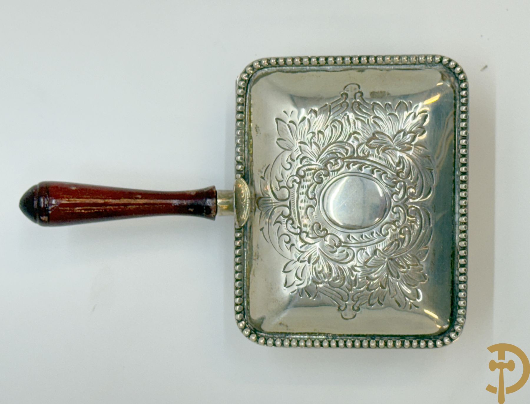 Massief zilveren schelp met lepeltje + 2 openklapbare   sucriers + peper- en zoutstel + mosterdpotje met zilveren omhulsel