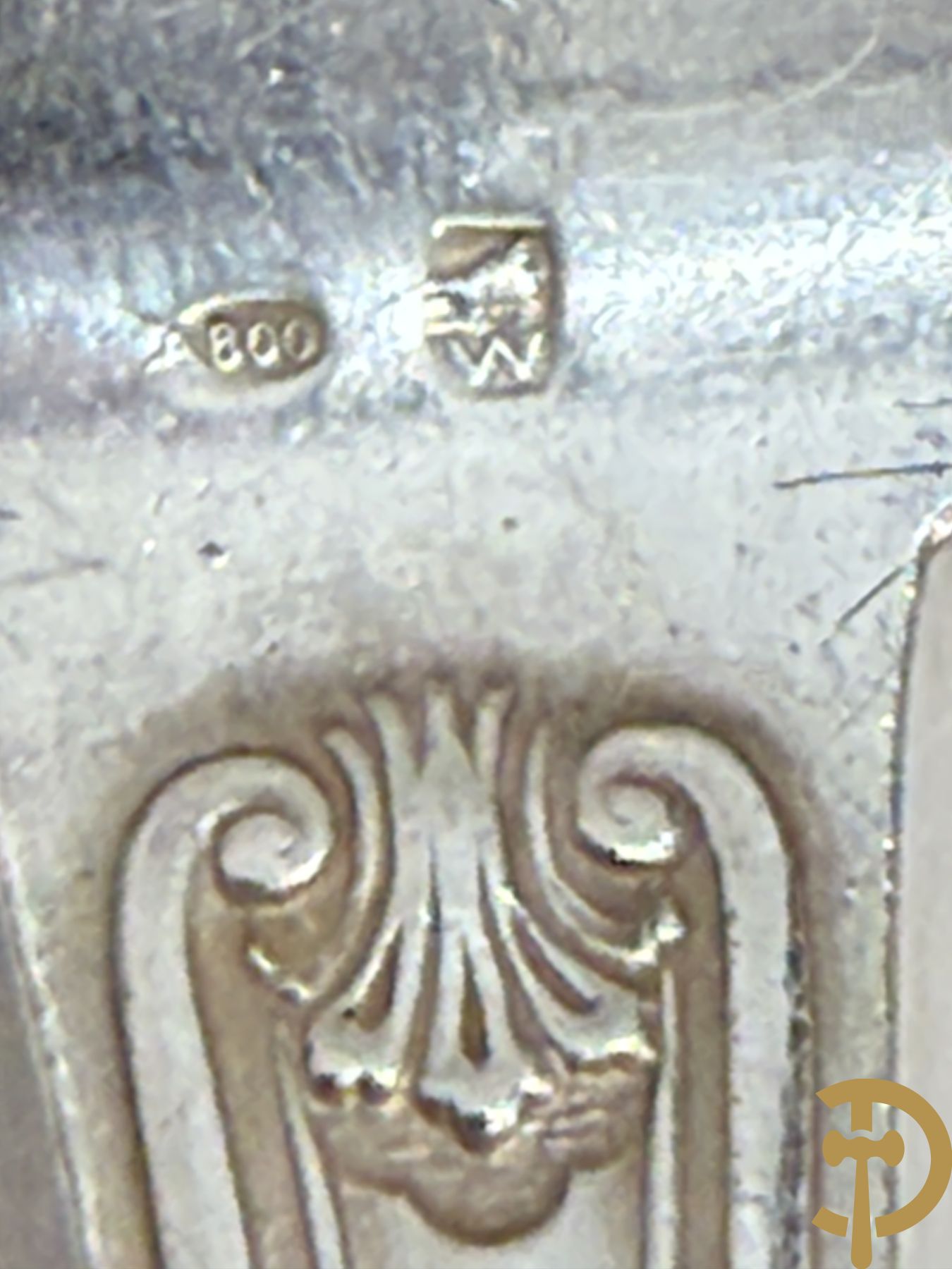 Massief zilveren bestek Wolfers bestaande uit 12 vorken (979 gram), 12 lepels (1028 gram), 11 messen, 12 visvorken (553 gram), 12 vismessen (690 gram), 12 dessertmessen, 10 koffielepels (296 gram), 12 ijslepels (369 gram), 3 botermesjes en scheplepeltje (165 gram), 5  grote stukken (samen 557 gram) waarvan slacouvert, 2 taartscheppen en wildvork + sauslepel met zelfde decor maar Metal Blanc