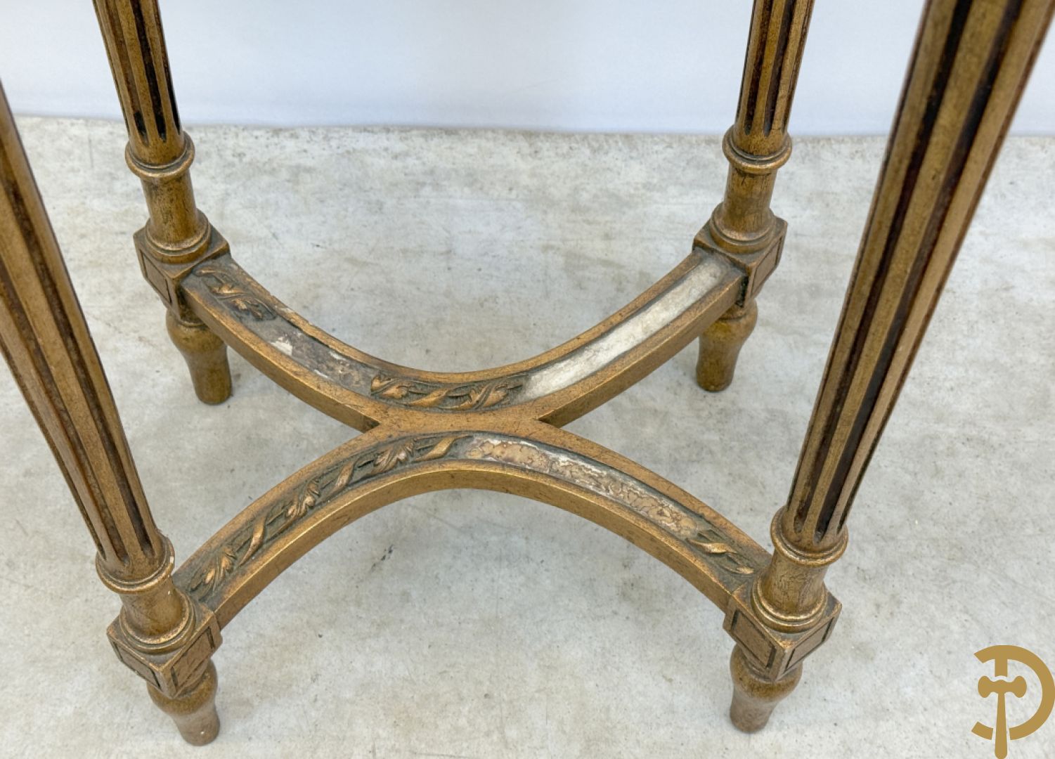 Vergulde bijzettafel Louis XVI stijl met wit marmeren blad op gecanneleerde poten