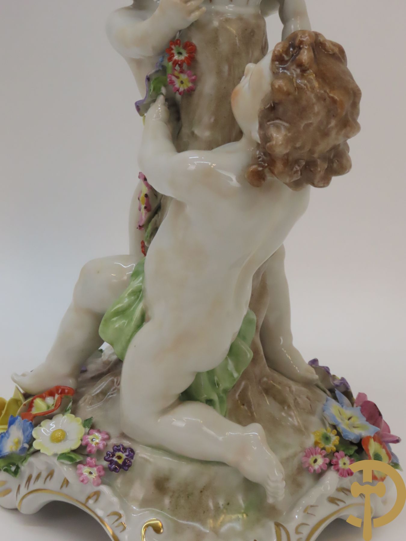 Twee porseleinen vijfarmige kandelaars met cupido