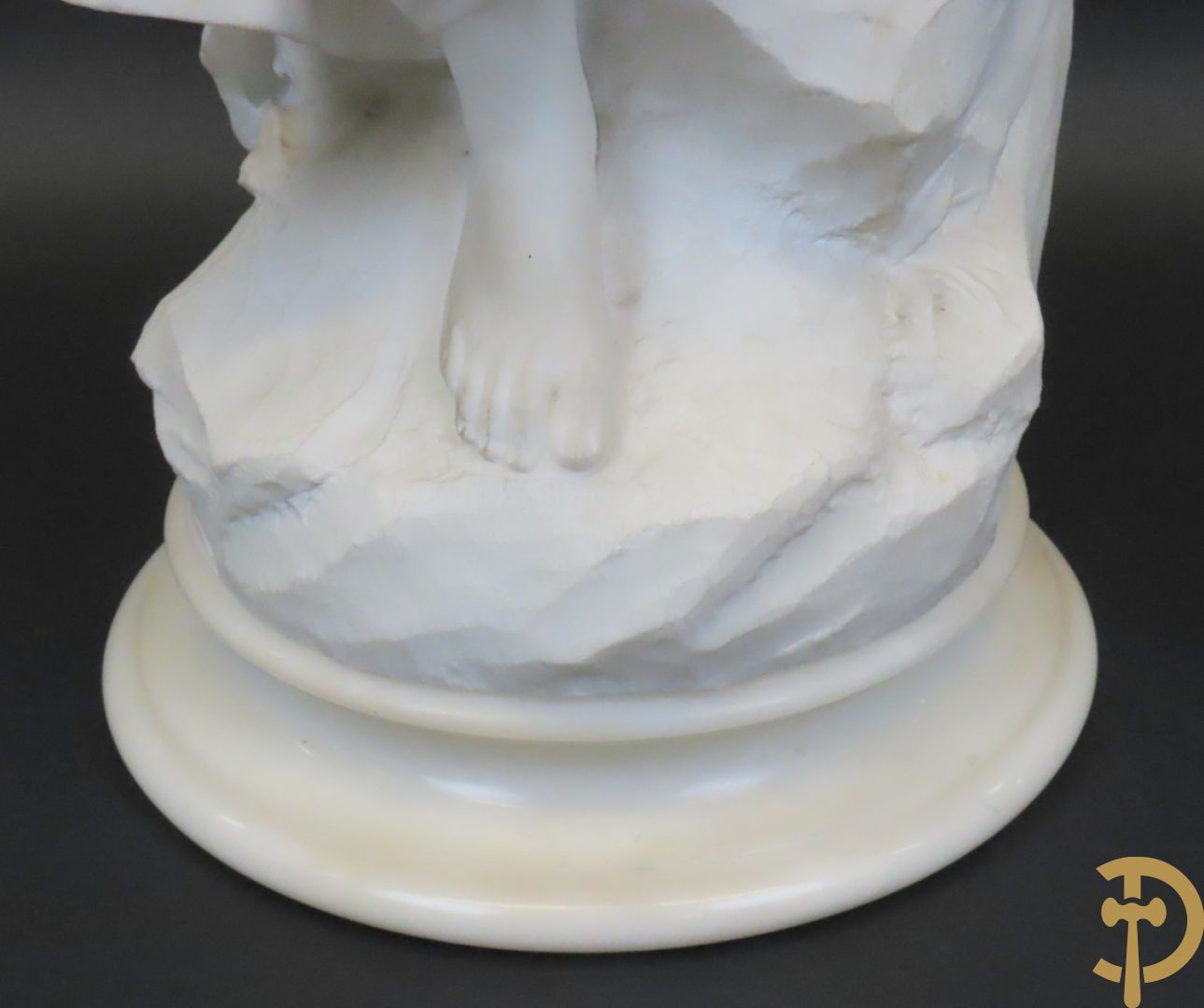 Prof. Fagioli Firenze getekend : Witte marmersculptuur van zittende dame met ontblote boezem met muziekinstrument