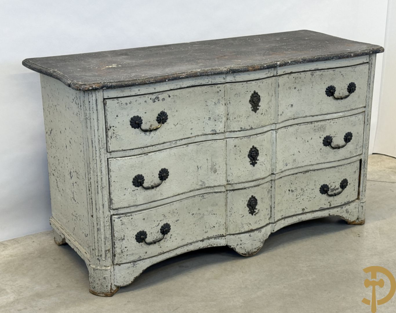 Gepatineerde 3 laden commode met bronzen trekkers en sleutelplaten