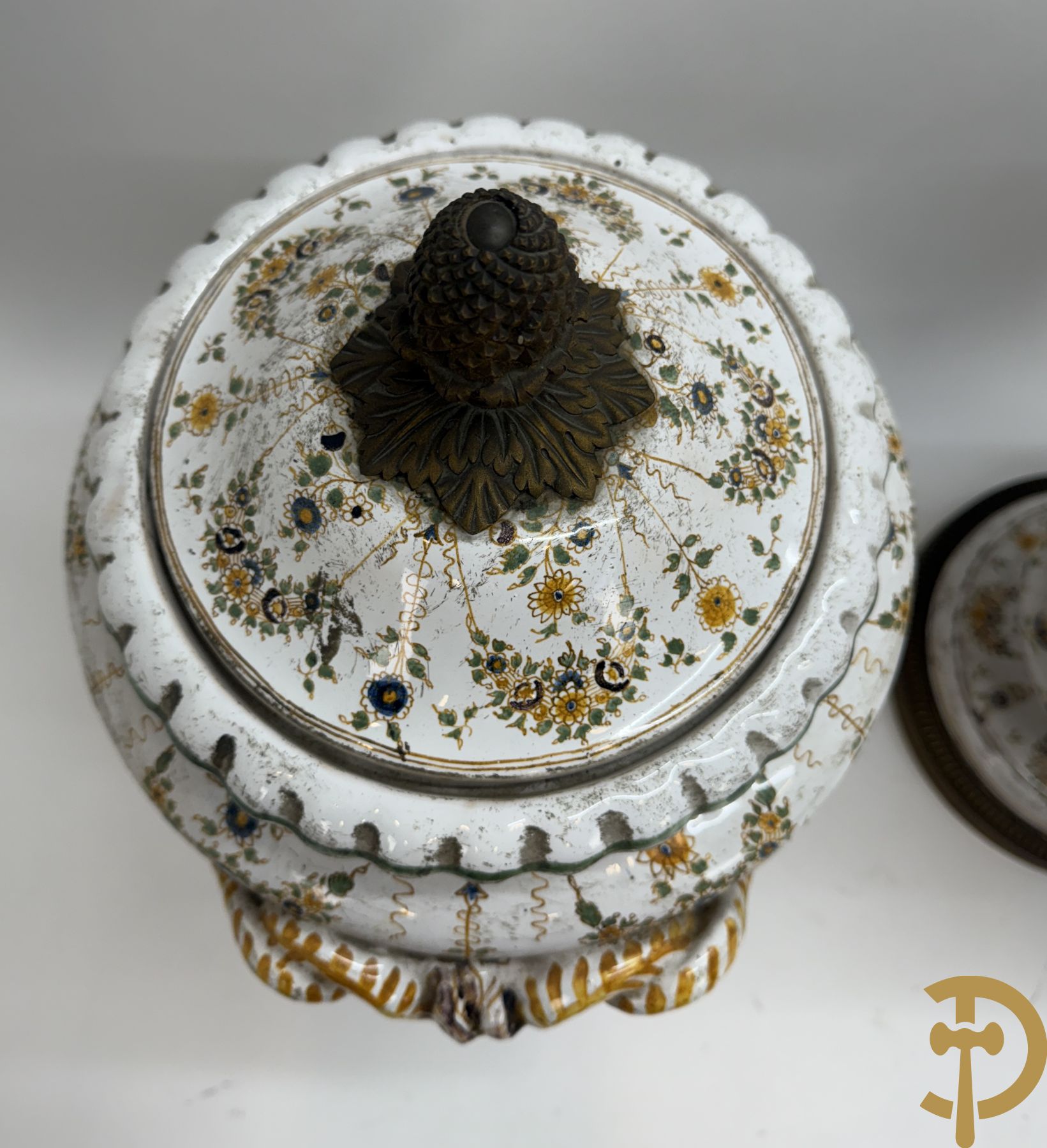 Paar Italiaanse meerkleurige dekselpotiches met geanimeerd decor en gehoornde kopen