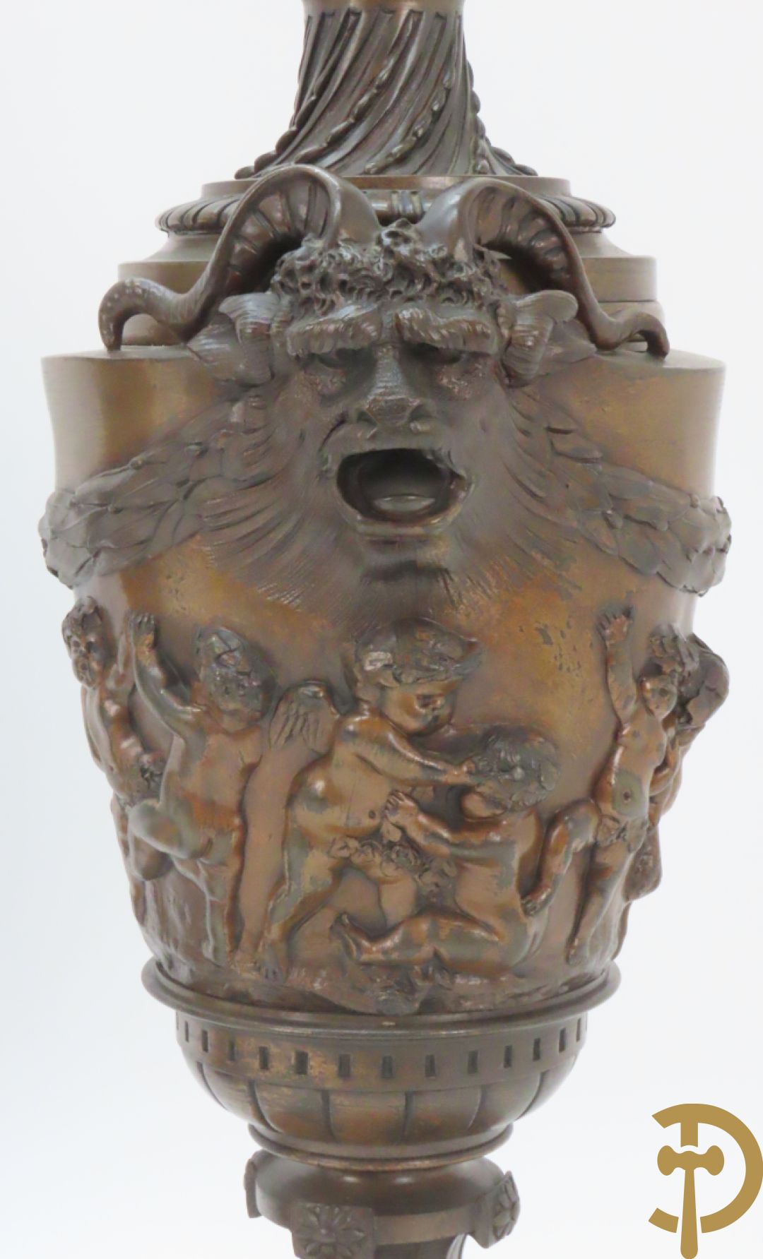 Paar bronzen cassolettes omgeven door dansende cupido