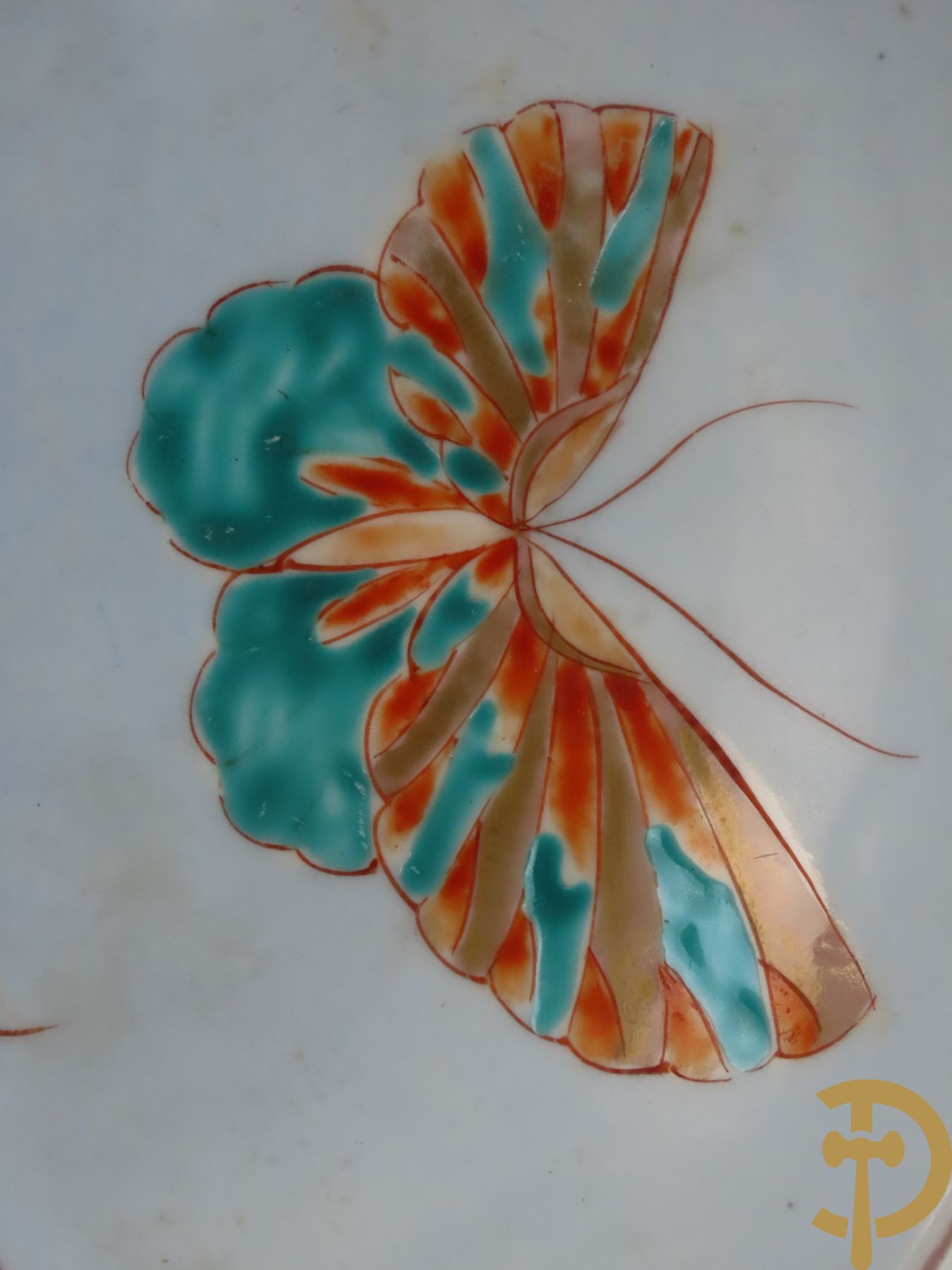 Paar porseleinen borden met vlinderdecor