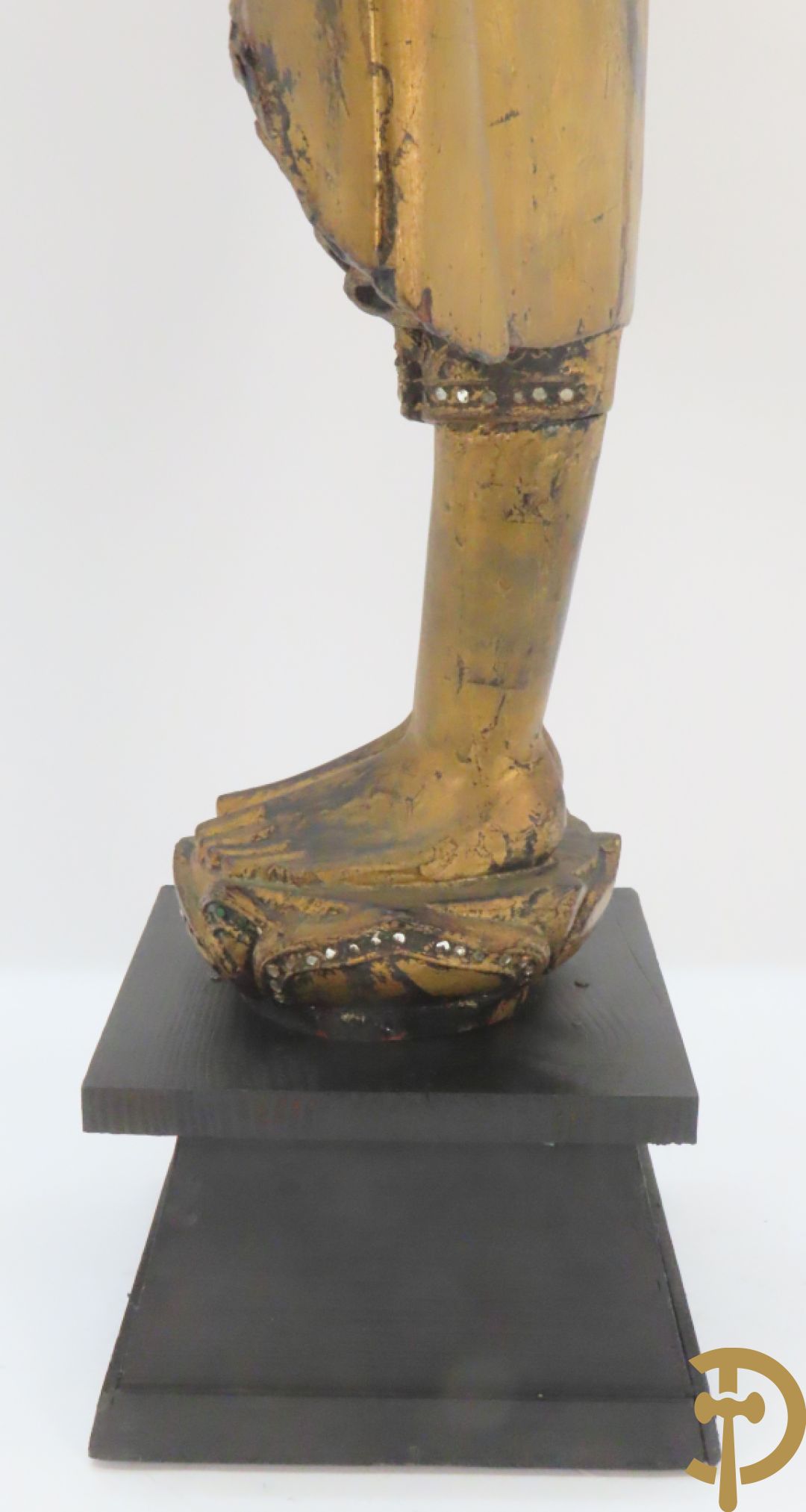 Grote staande vergulde houtgesculpteerde boedha +vergulde  zittende houten boedha met edelsteentjes