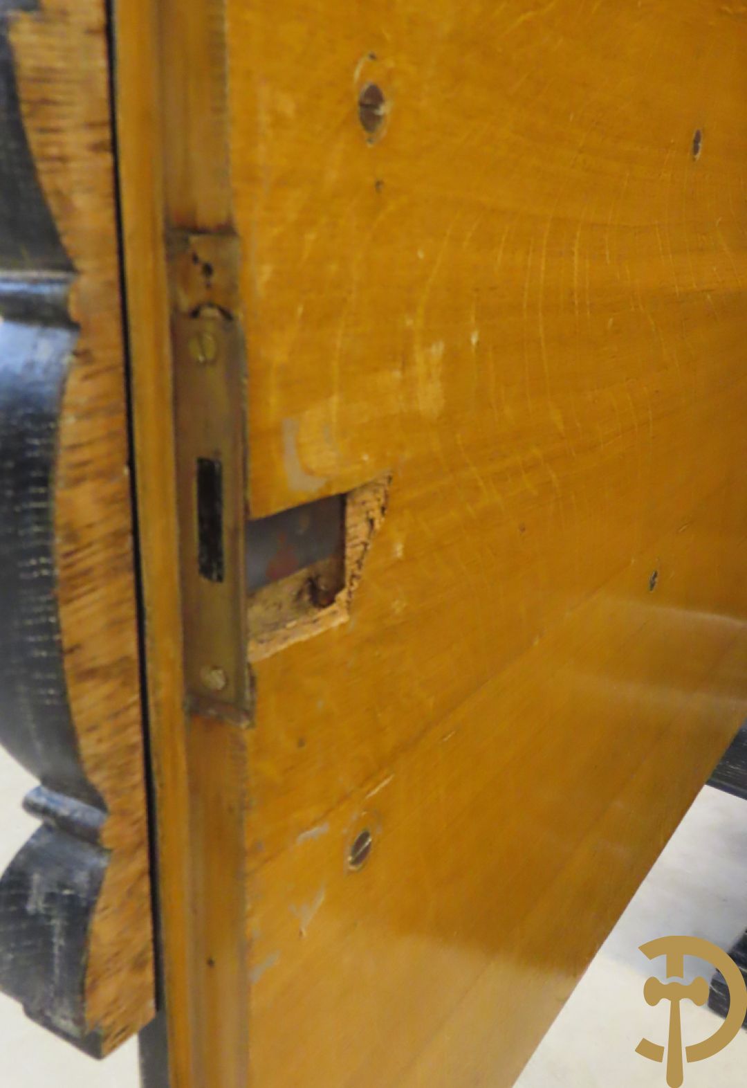 Art deco dressoir met 2 deuren en koperen baguette op sokkel