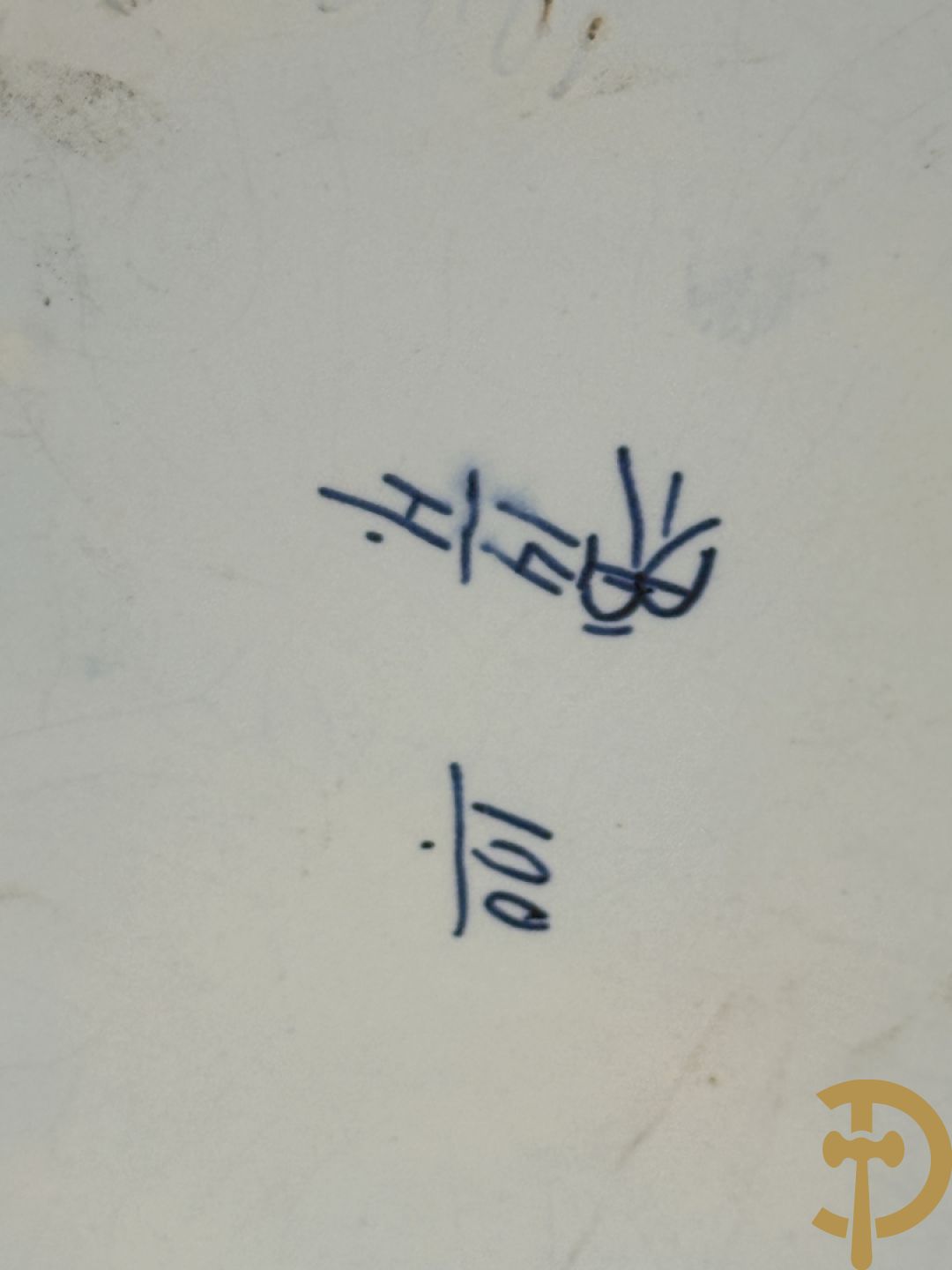 Driestel in polychrome faience met decor van vogels en bloemen bestaande uit dekselpotiche geflankeerd door 2 knobbelvazen, Boch 104/5