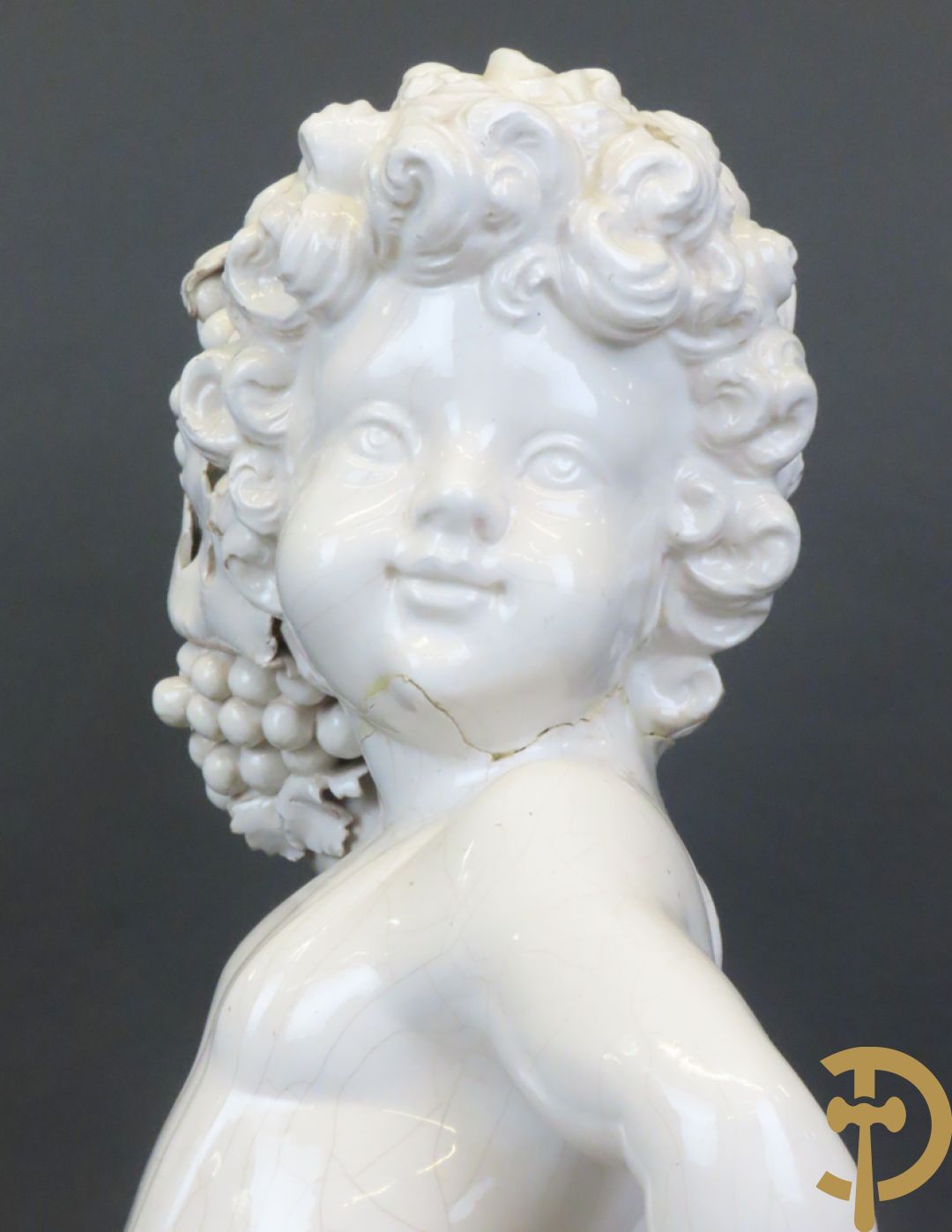 Engel met druiventrossen in Italiaanse majolica op sokkel