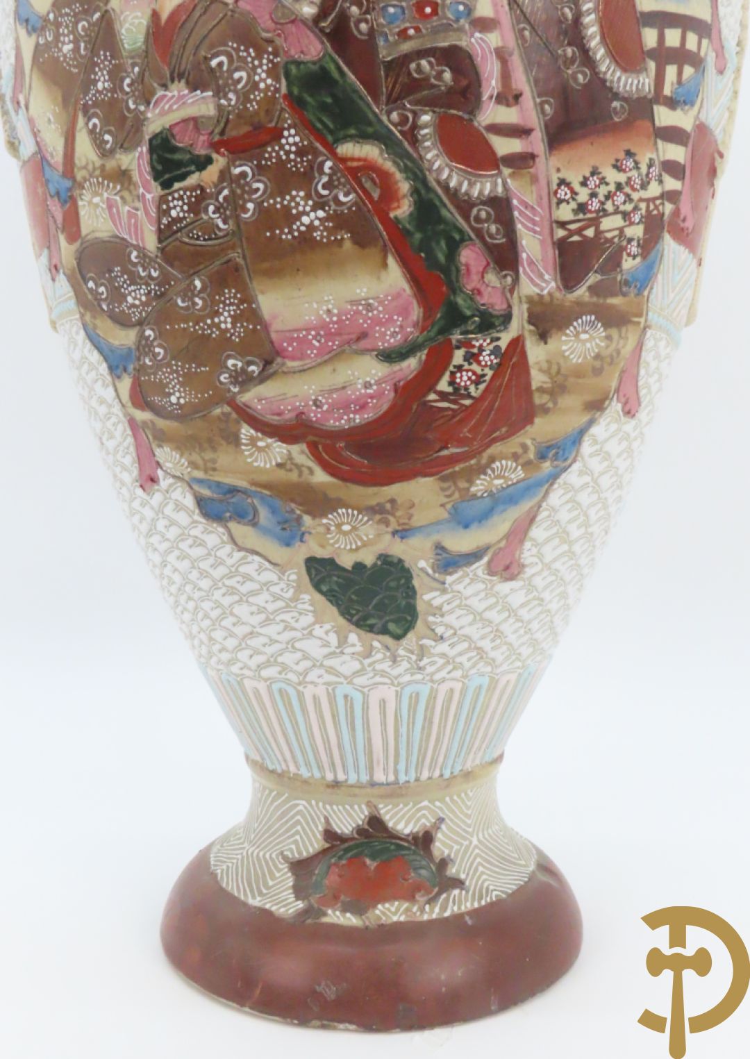 Paar Japanse Satsumat vazen met kijgerdecor en geanimeerde scènes, zijdelings met vogels bezet