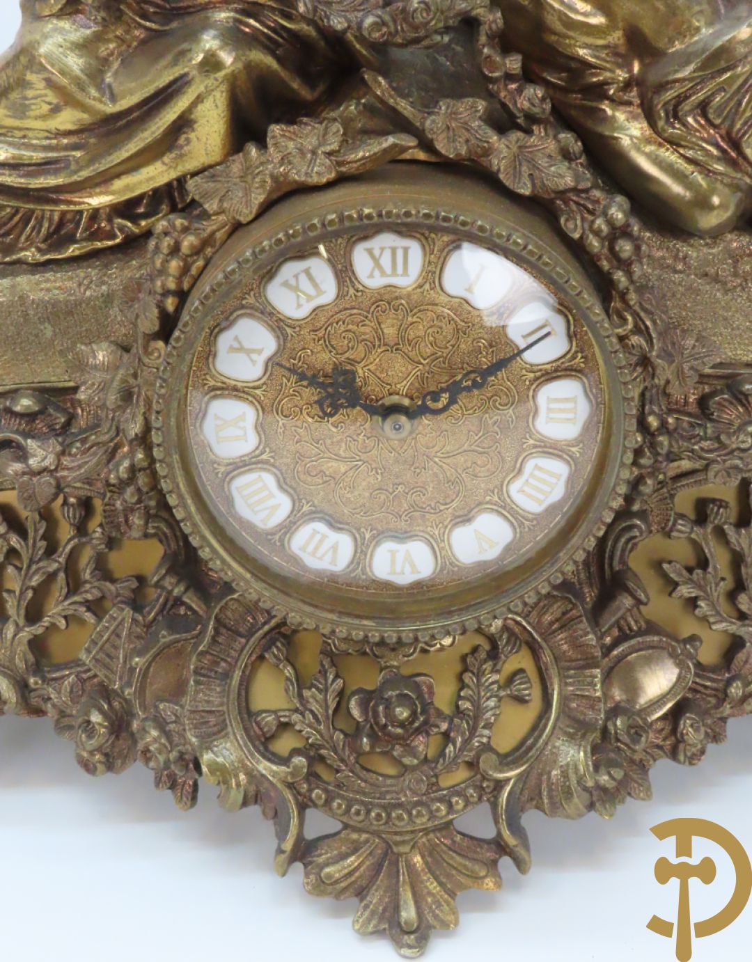 Driedelige bronzen garnituur bestaande uit pendule met 2 dames bovenaan, geflankeerd door paar zesarmige kandelaars