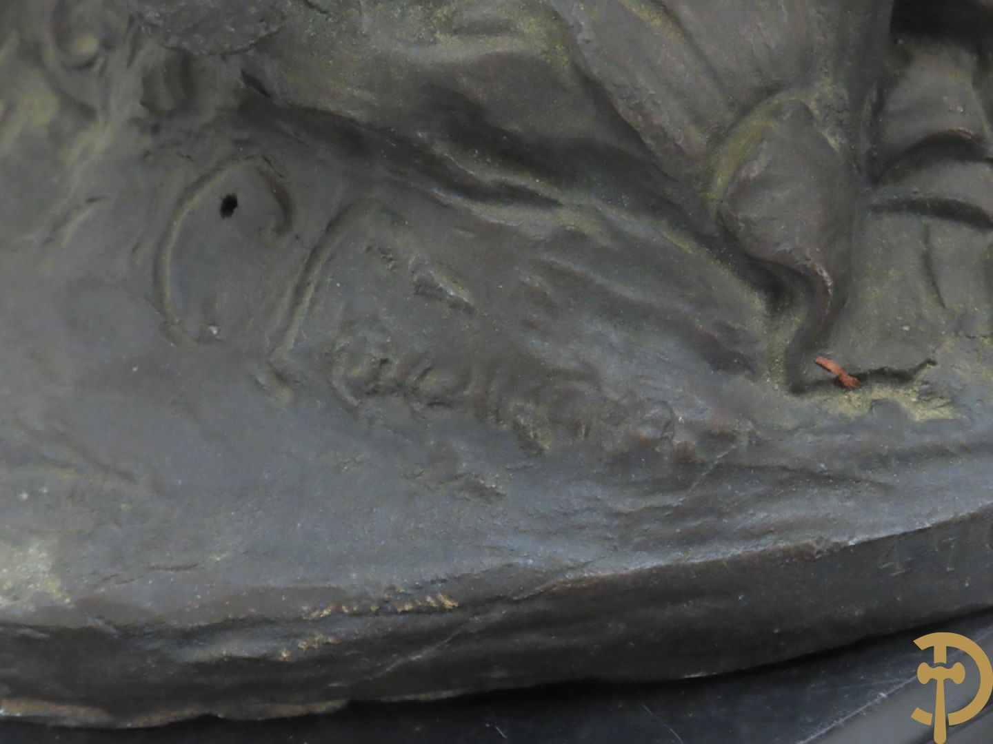 CLODION getekend - Paar elegante bronzen dames met tambour en fruit, geflankeerde door jonge faune, op marmeren klokstel - opgebouwd als garnituur met 2 kandelaars met bronzen kindjes dragende een toorts met bloemen en kaarsen