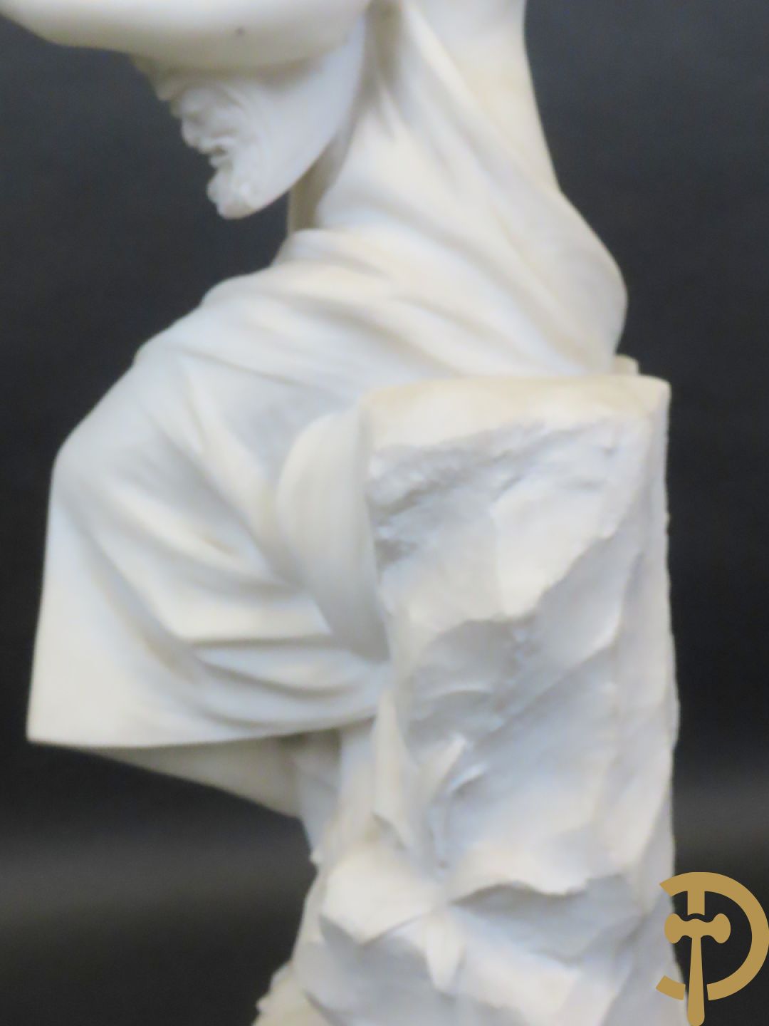 Prof. Fagioli Firenze getekend : Witte marmersculptuur van zittende dame met ontblote boezem met muziekinstrument