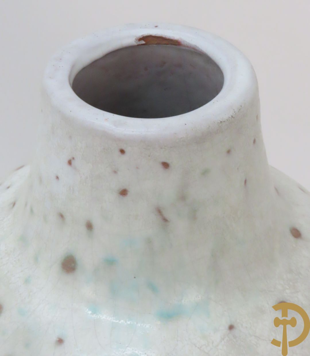 Wit gecraqueleerde design vaas met gestyleerd damesdecor, gemerkt Mobach Utrecht