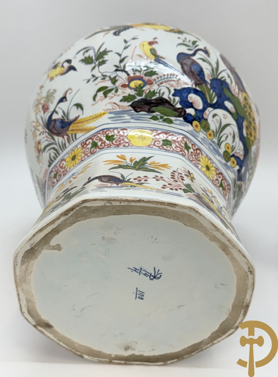 Driestel in polychrome faience met decor van vogels en bloemen bestaande uit dekselpotiche geflankeerd door 2 knobbelvazen, Boch 104/5