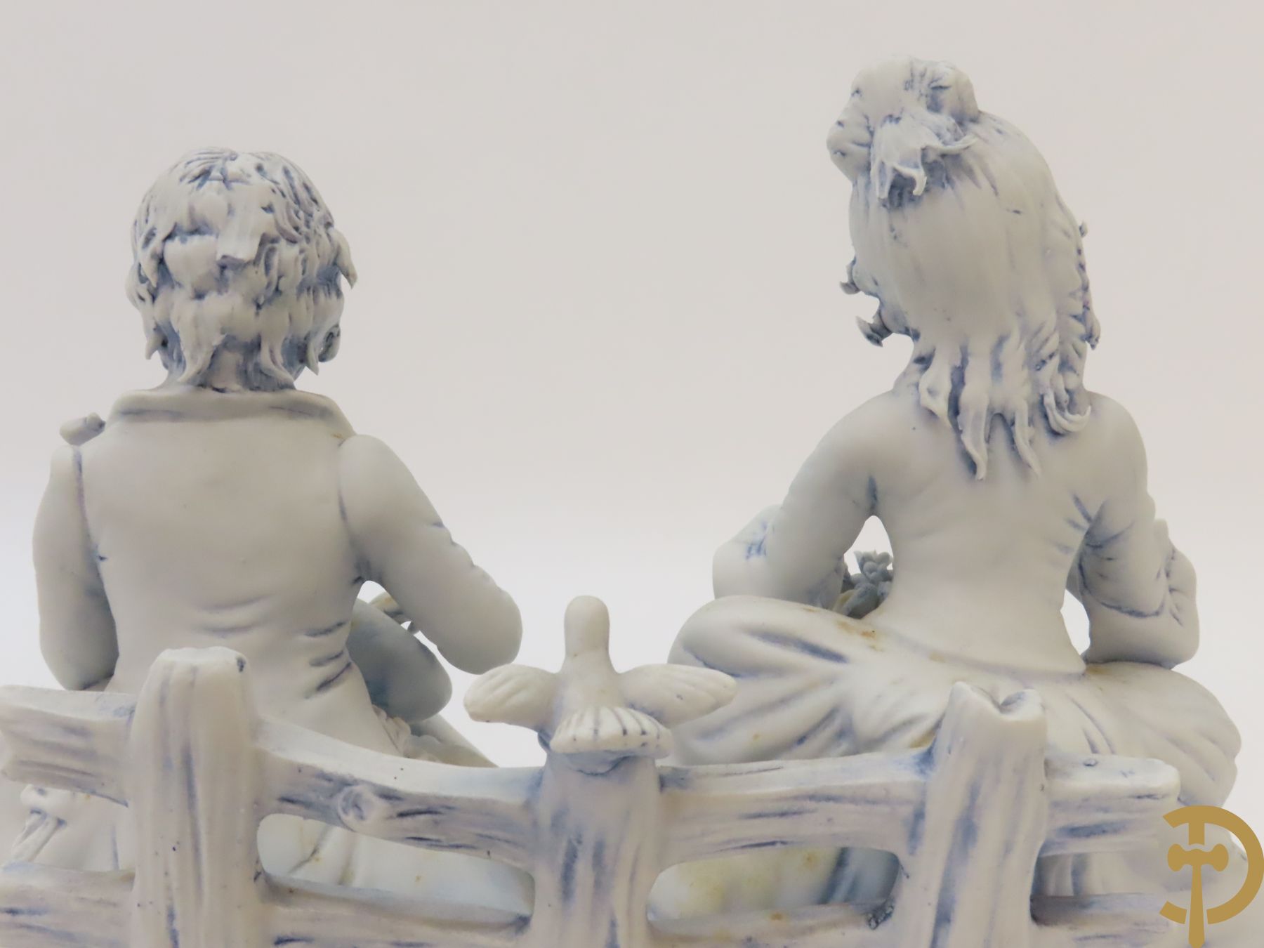 Drie beelden in Capo di Monte porselein : dame met lang haar, jongeman met vis en koppel op bank