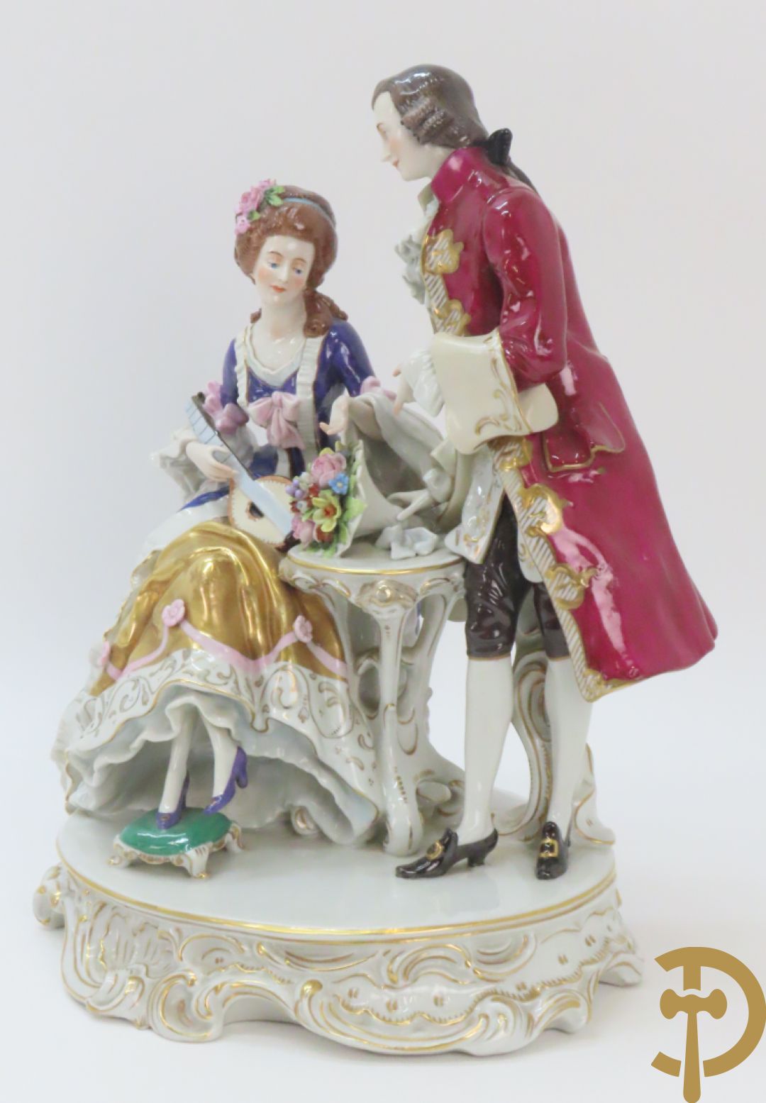 Porseleinen groep met zittende dame bij mandoline en heer met boeket bloemen, achteraan gemerkt Sax