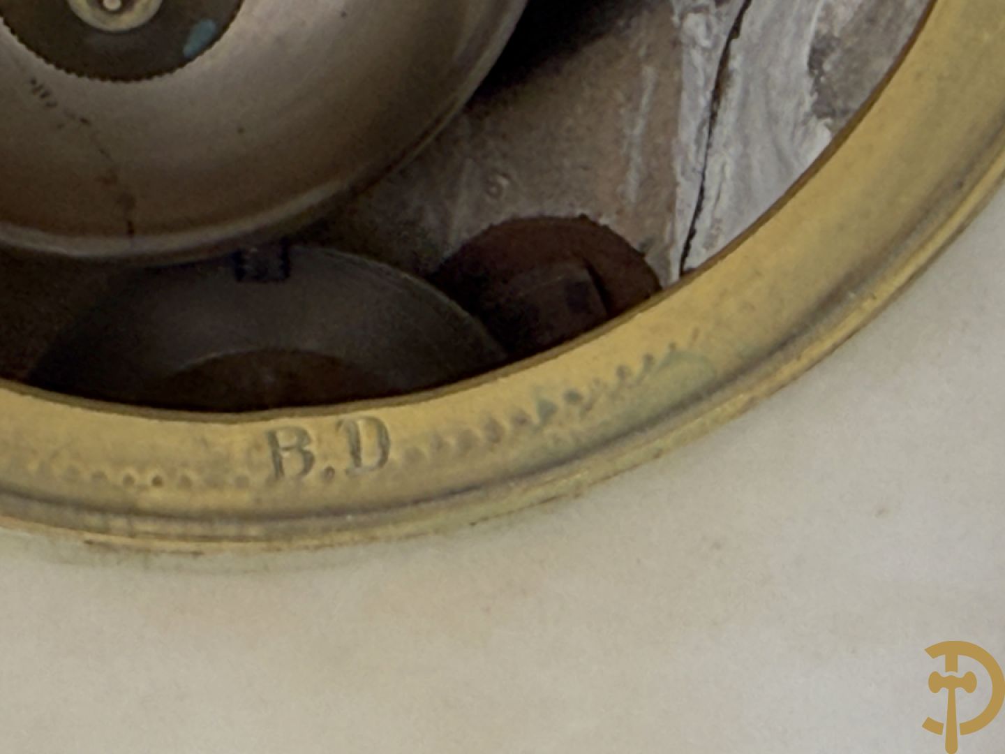 Driedelige garnituur met bronzen ornamenten van vogels en accanthusranken op marmeren basis