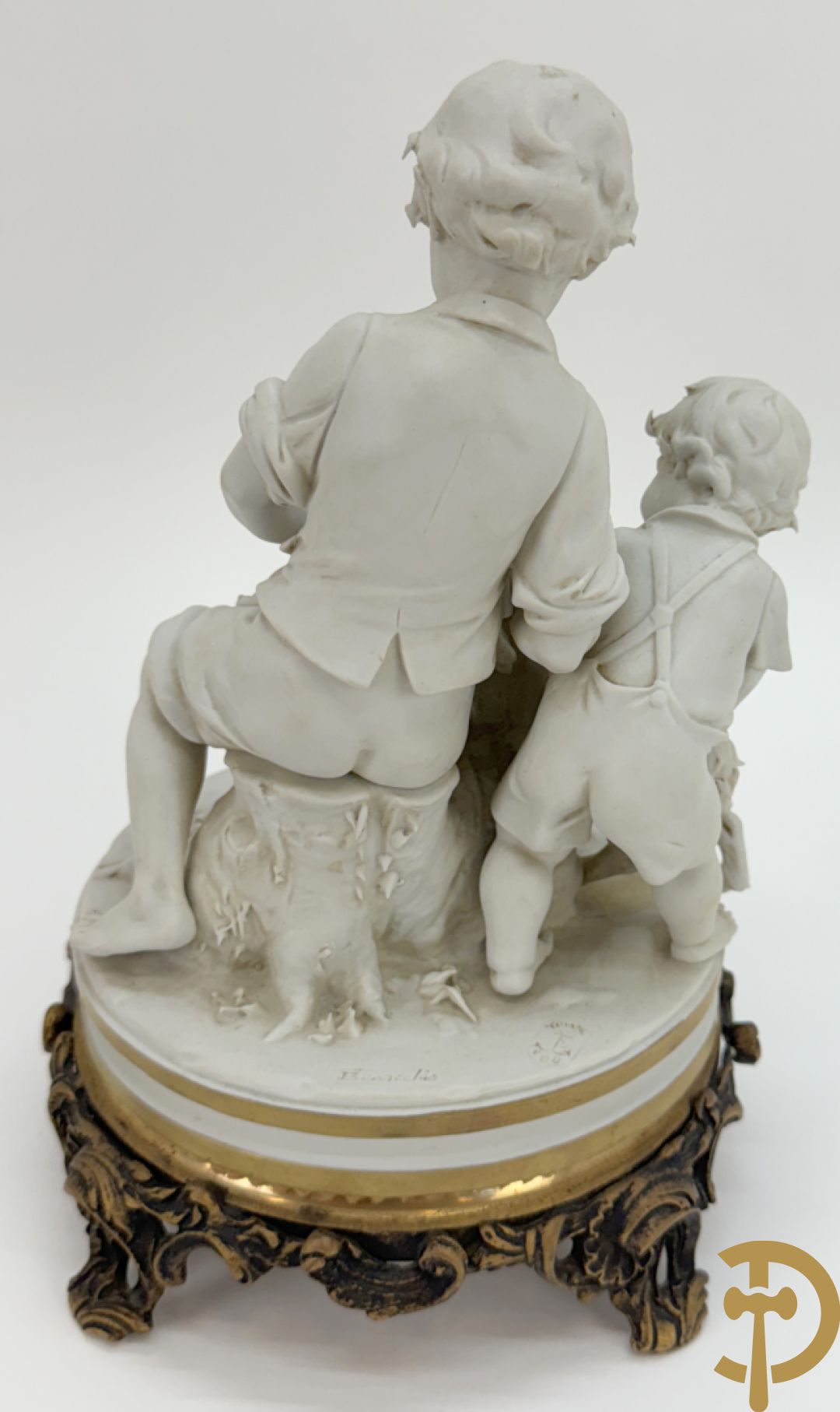 Paar gekleurde porseleinen sierbeeldjes op bronzen voet, Capo di Monte + 2 sierbeeldjes op bronzen voet