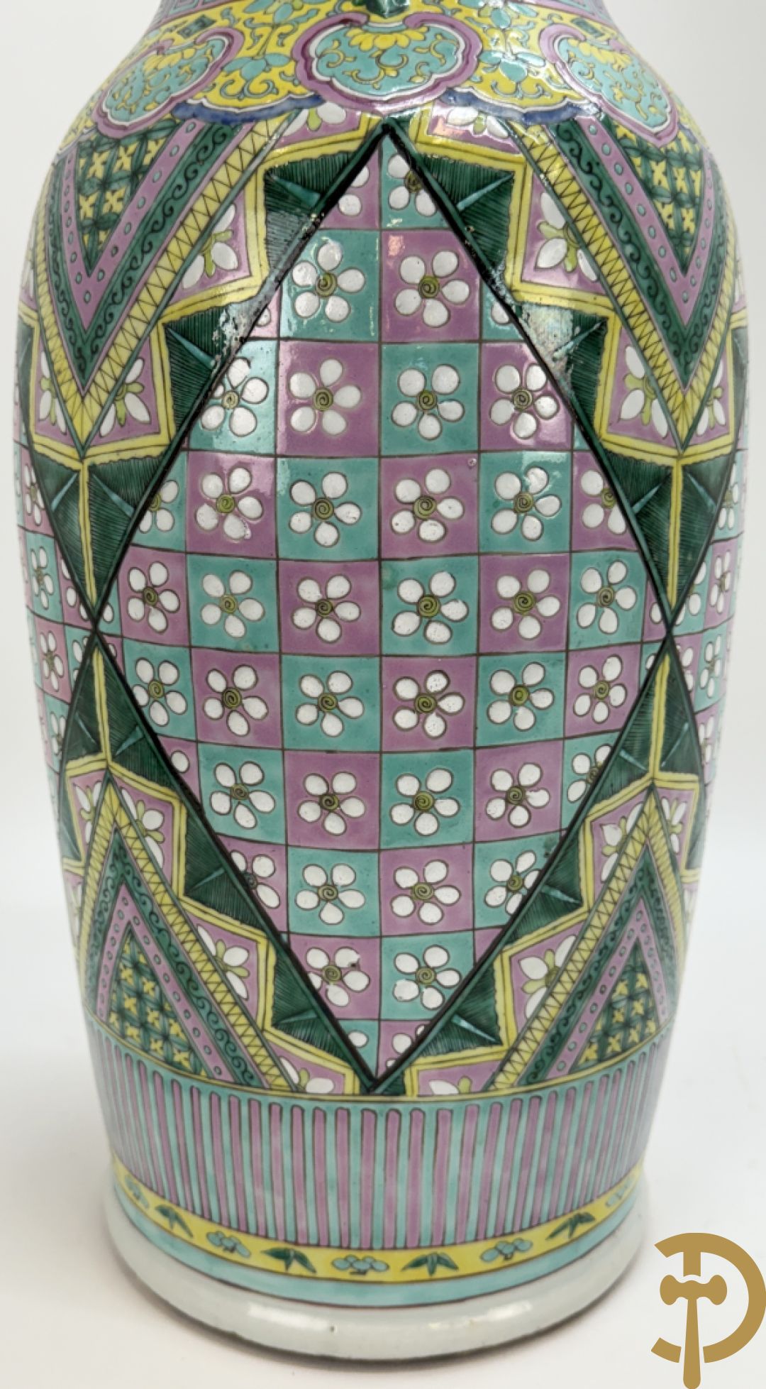 Chinese porseleinen vaas met ruitvormen en geometrische patronen, bovenaan met fo honden bezet