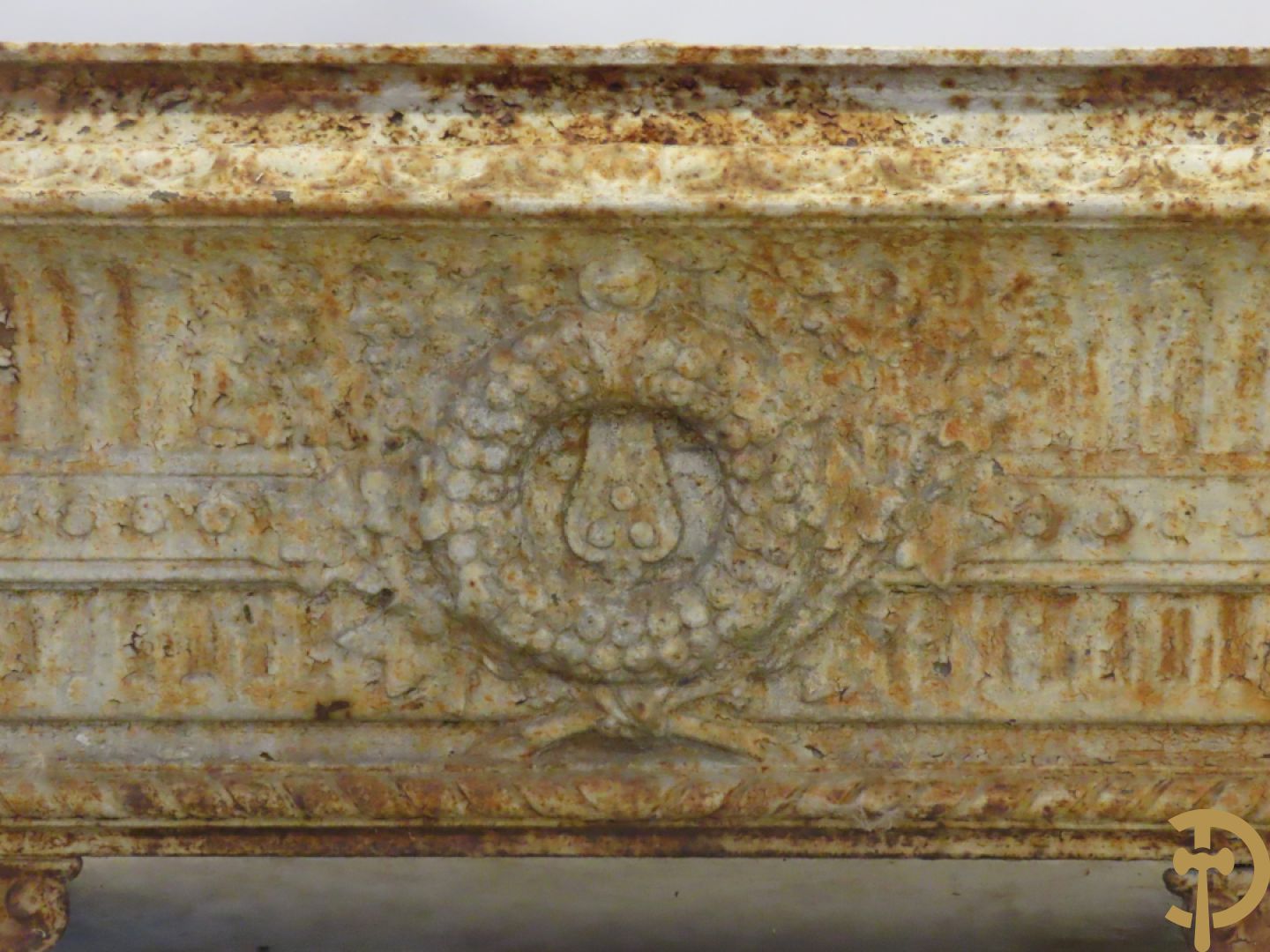 Gietijzeren jardinière met accanthusranken en sierkrans