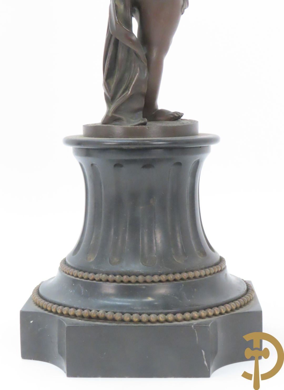 CLODION getekend - Paar elegante bronzen dames met tambour en fruit, geflankeerde door jonge faune, op marmeren klokstel - opgebouwd als garnituur met 2 kandelaars met bronzen kindjes dragende een toorts met bloemen en kaarsen