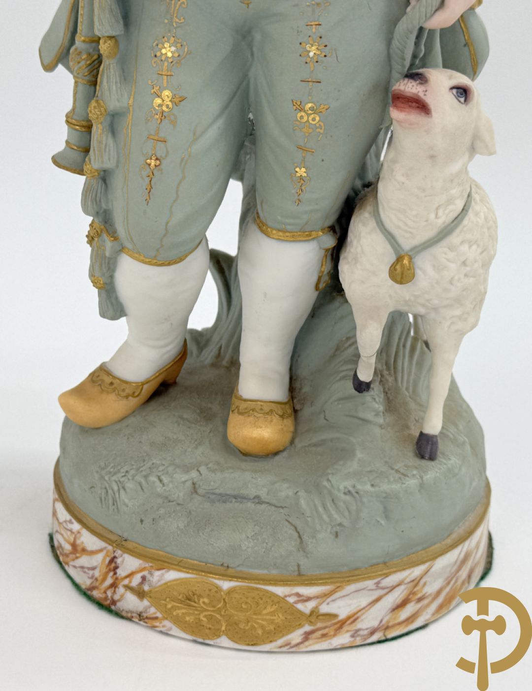 Paar grote Franse gekleurde biscuits van meisje en 
 jongen met schaap en geit