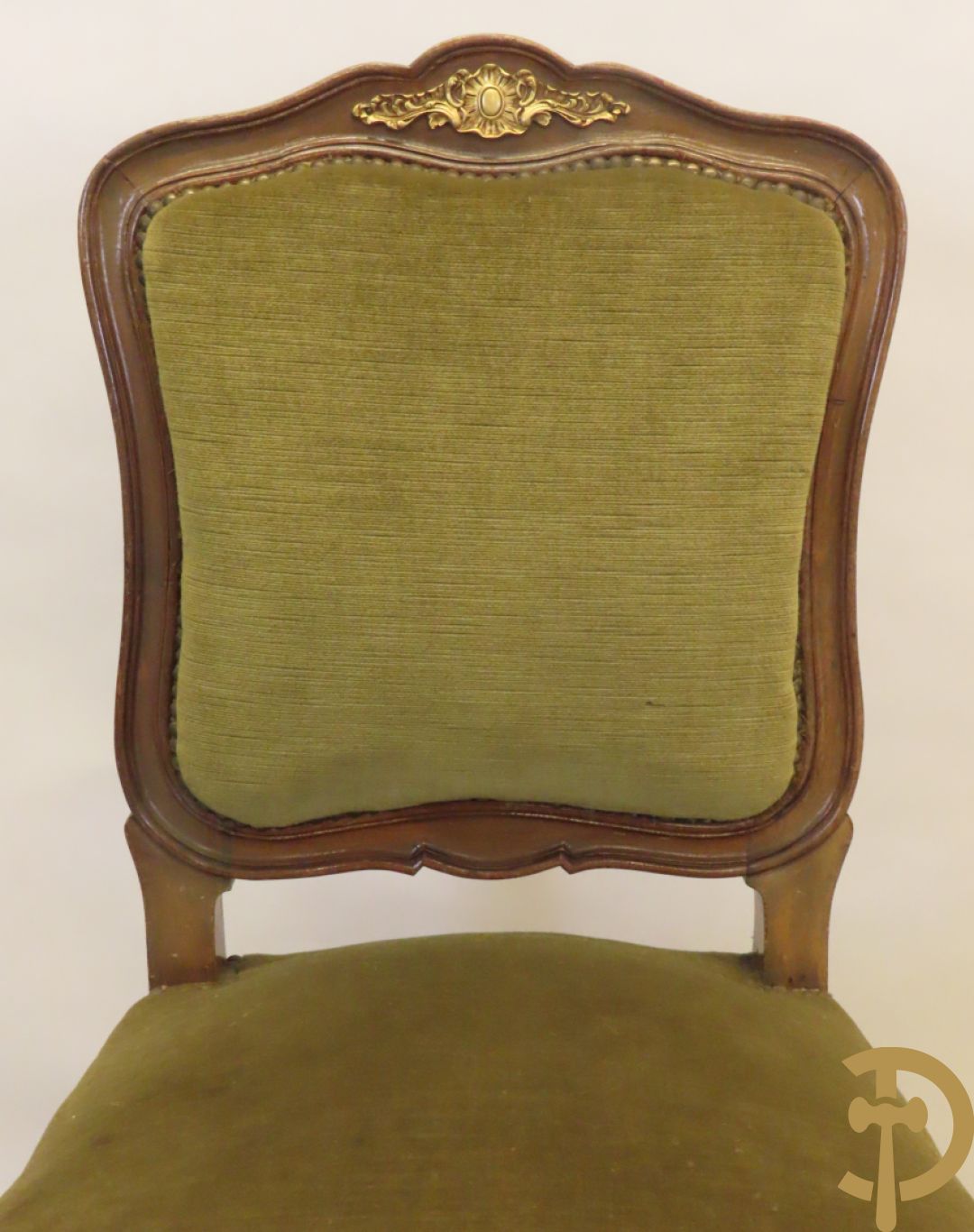 Gemarketteerde ovale notelaren tafel bezet met bronsbeslag van dameshoofden + stoel