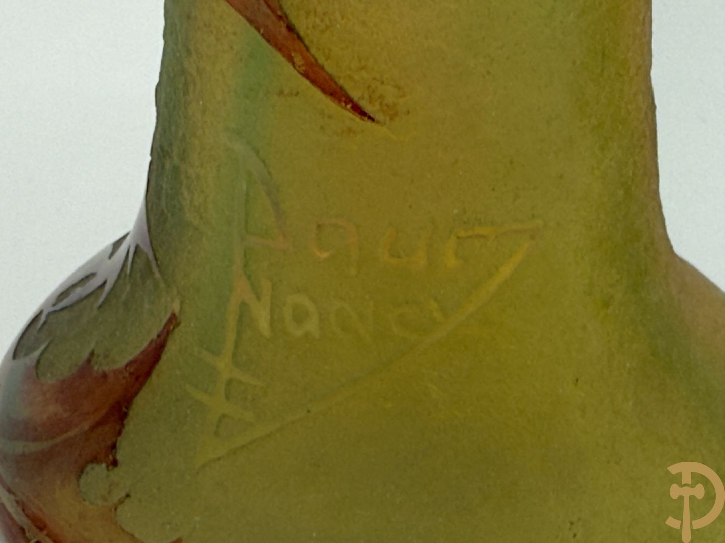 Vaasje in glaspasta met disteldecor, Daum Nancy getekend