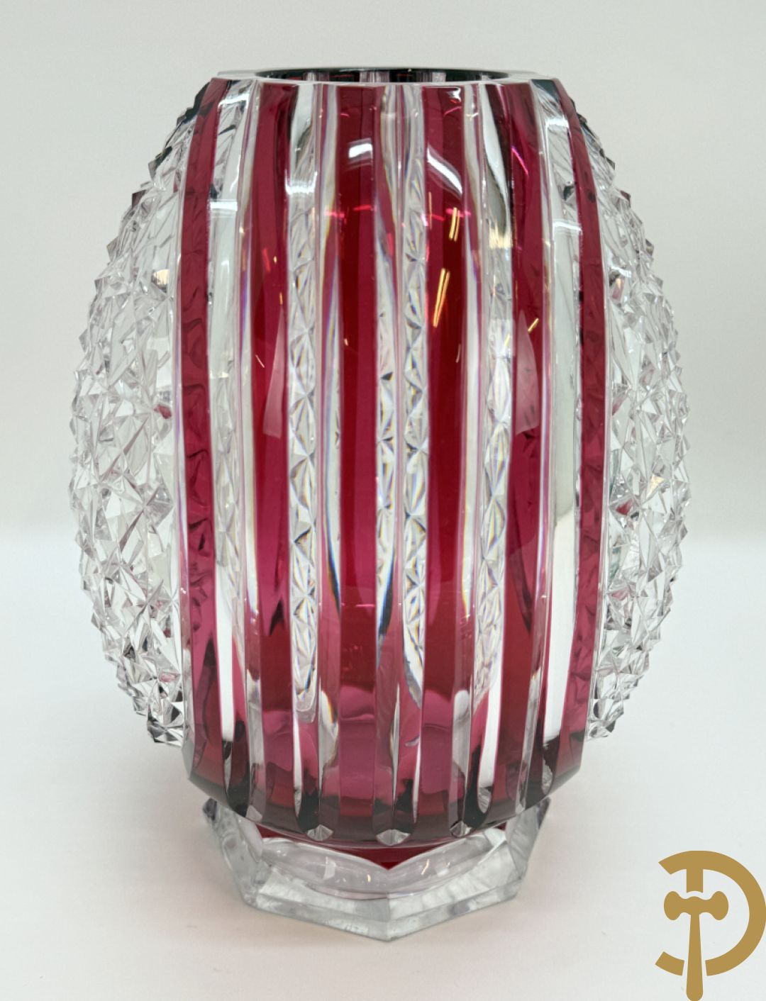 Gekleurde bolvormige kristallen handgeslepen Val-Saint-Lambert vaas, gemerkt 1197 + groene krsitallen Val-Saint-Lambert vaas + rode geslepen Val-Saint-Lambert vaas