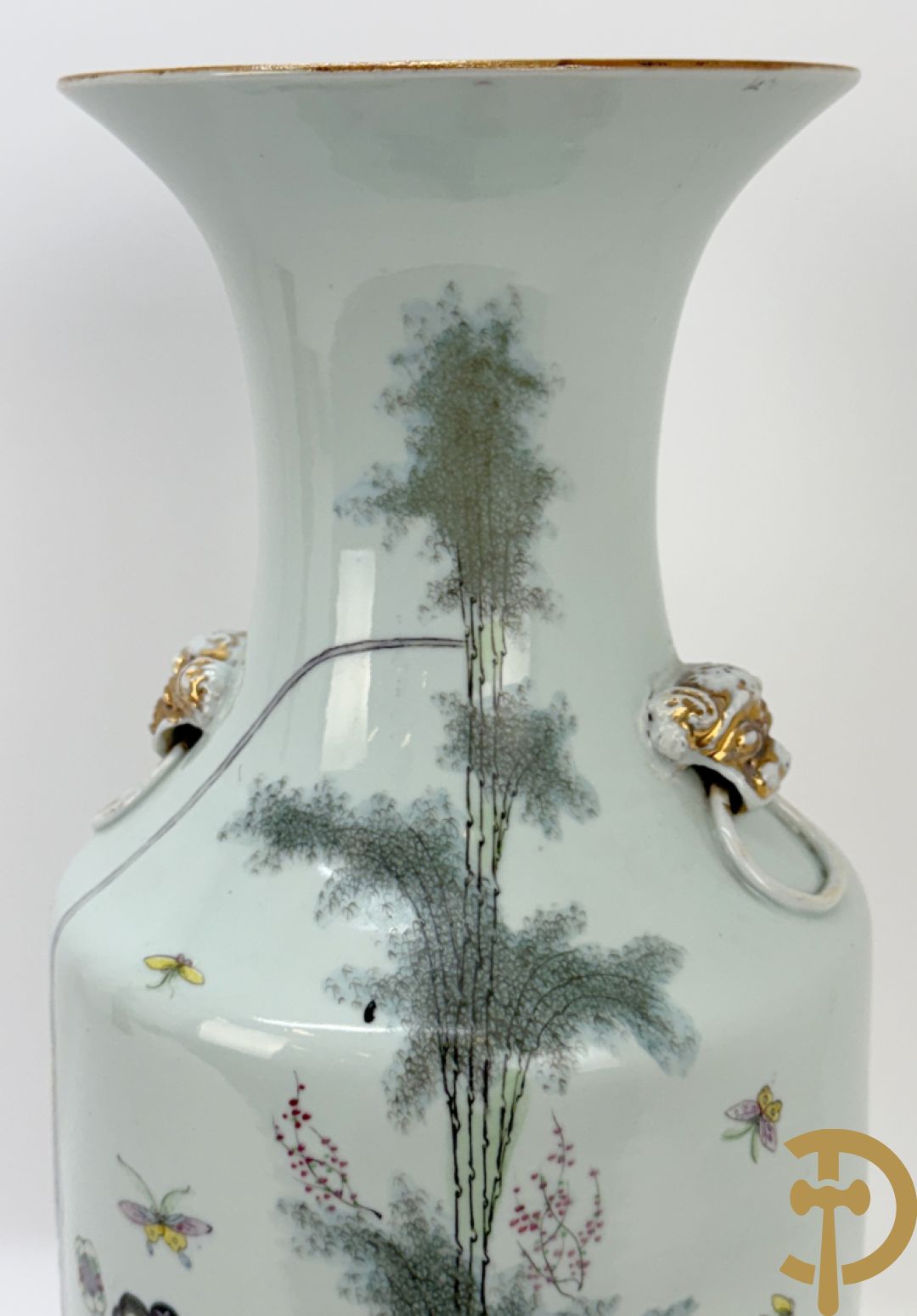 Paar Chinese porseleinen vazen met decor van dames in landschap