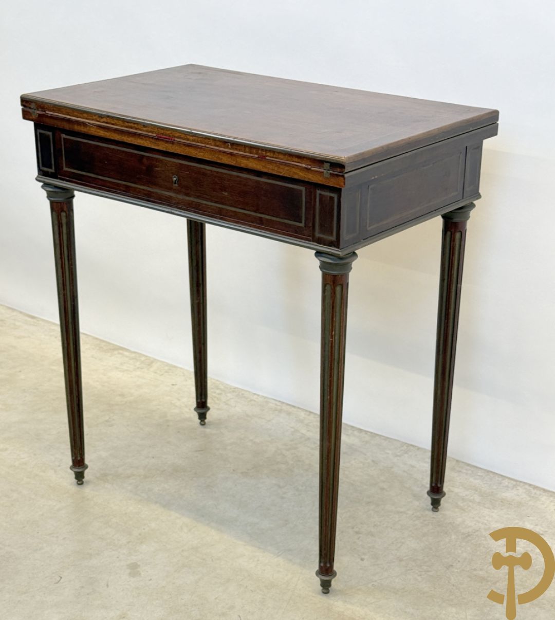 Openklapbare speeltafel en ingewerkt schrijfbureau met koperinlegwerk